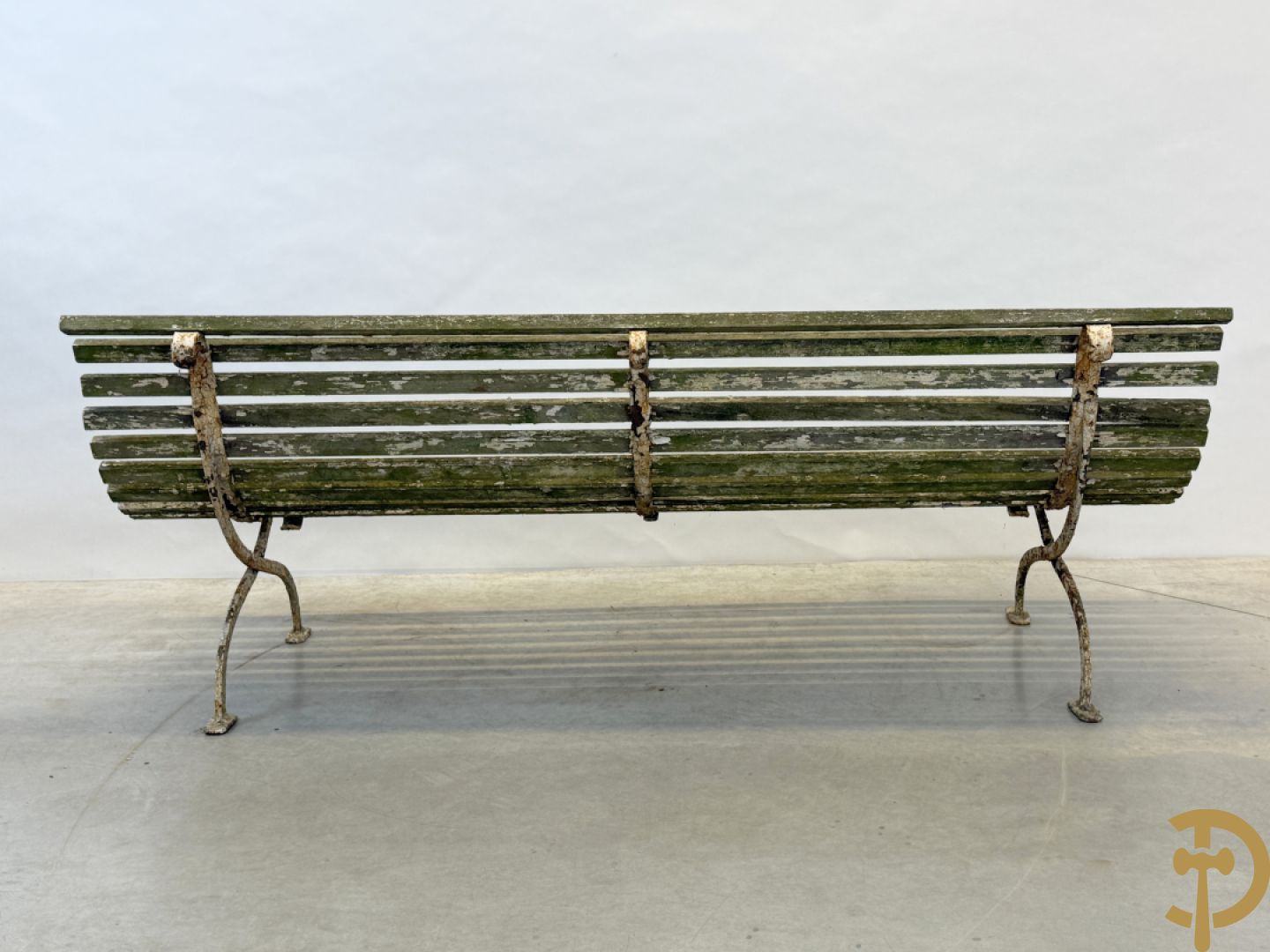 Tuinbank met houten latjes op ijzeren chassis