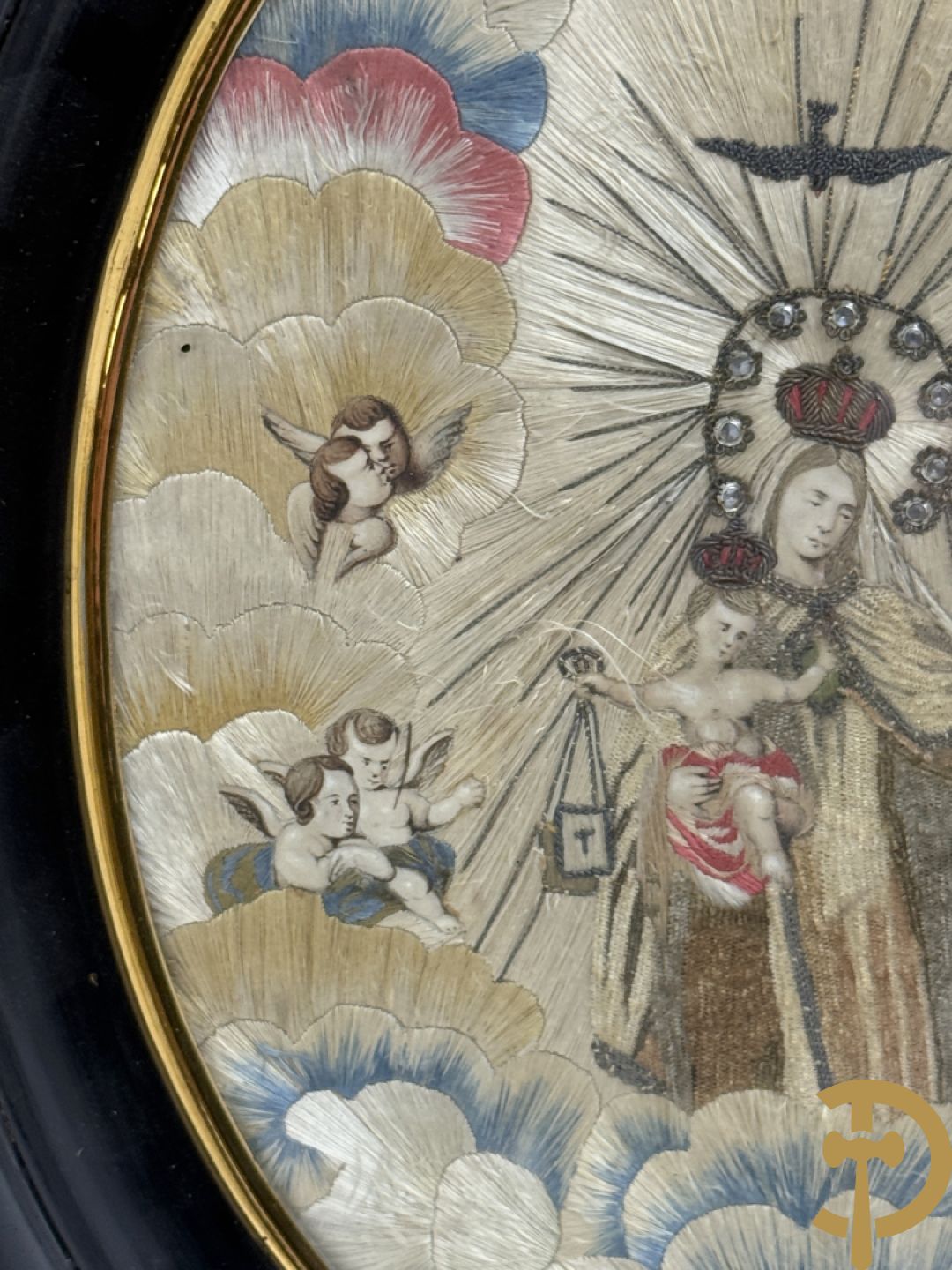 Voorstelling van Madonna met kind, deels verguld, deels geaquarelleerd - in ovale lijst + Voorstelling van Madonna met kind in textielwerk in ovale lijst + Madonna met kind in glazen kastje+ 2 kleine ovale medaillons in pijpaarde