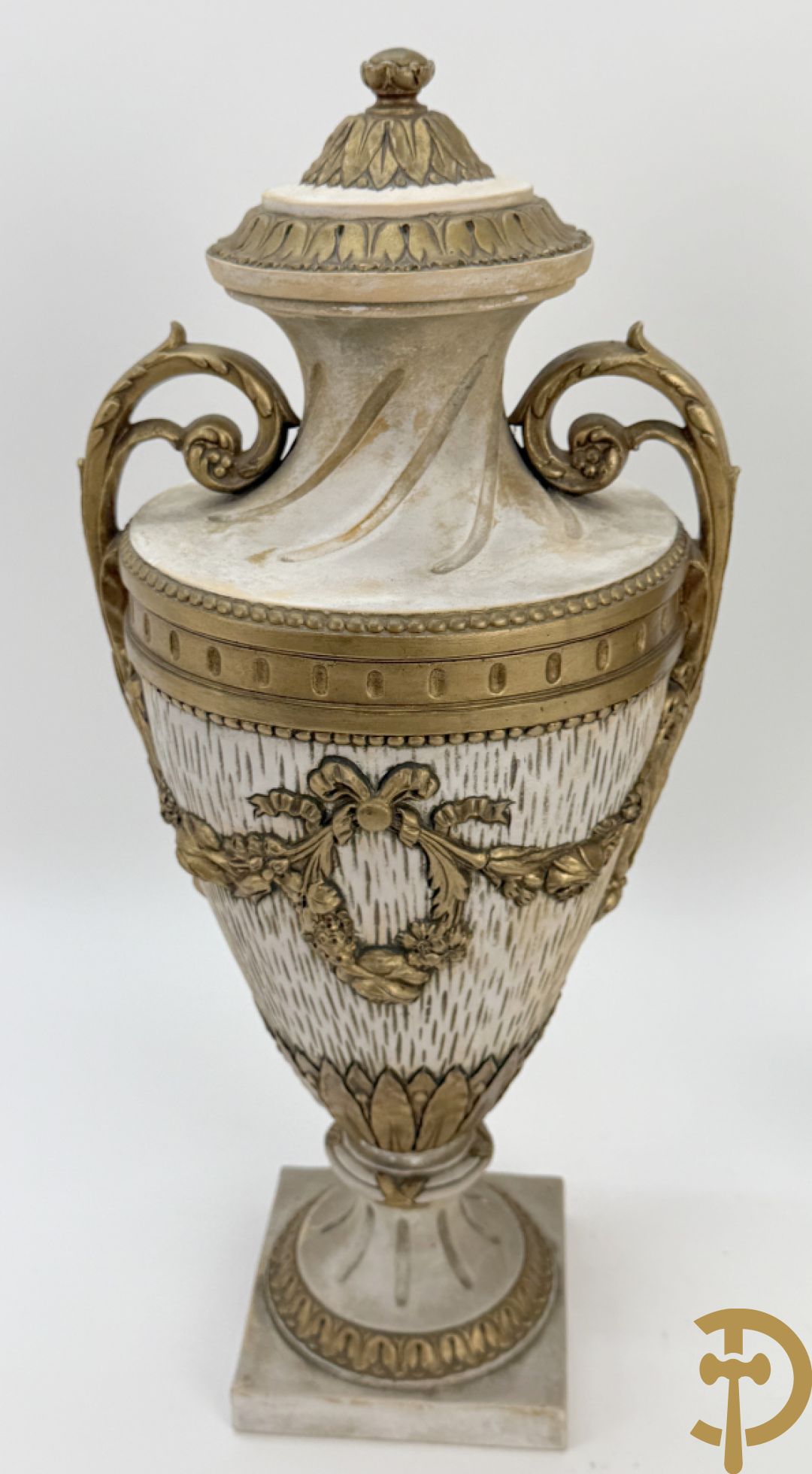 Paar cassolettes in composiet met vergulde Louis XVI motieven