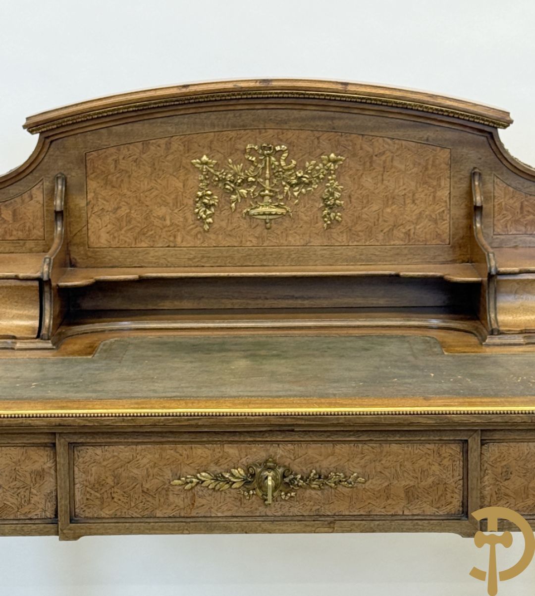 Frans notelaren damesschrijfbureel met marketterie, bronsbeslag, lederen blad, grote lade onderaan en 2 kleine lades boven, 19e