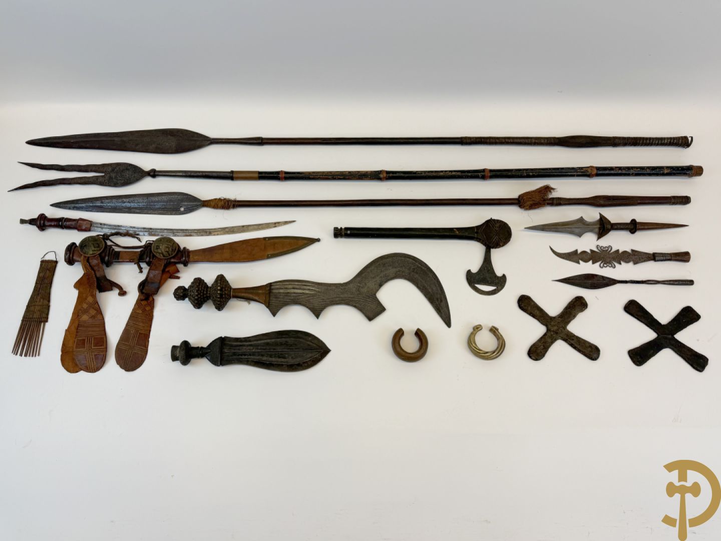 Zes Afrikaanse machetes, 4 speren, bronzen ruilmiddel en 2 bronzen armbanden