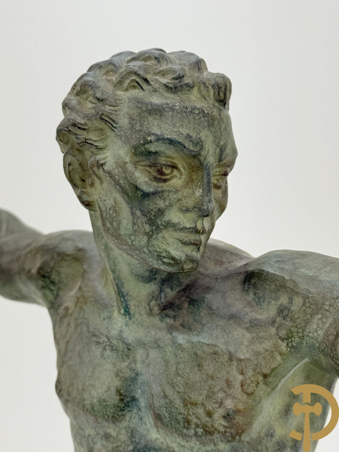 Kunstbronzen Art Deco beeld van boogschutter op onix marmeren basis