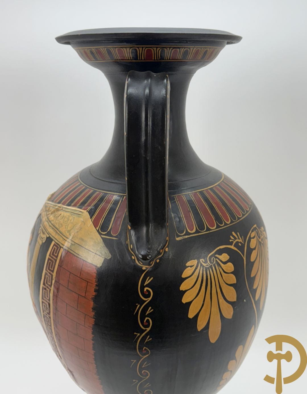 Amfoorvormige vaas in terra cotta met voorstellingen uit de Klassieke oudheid, Griekse stijl