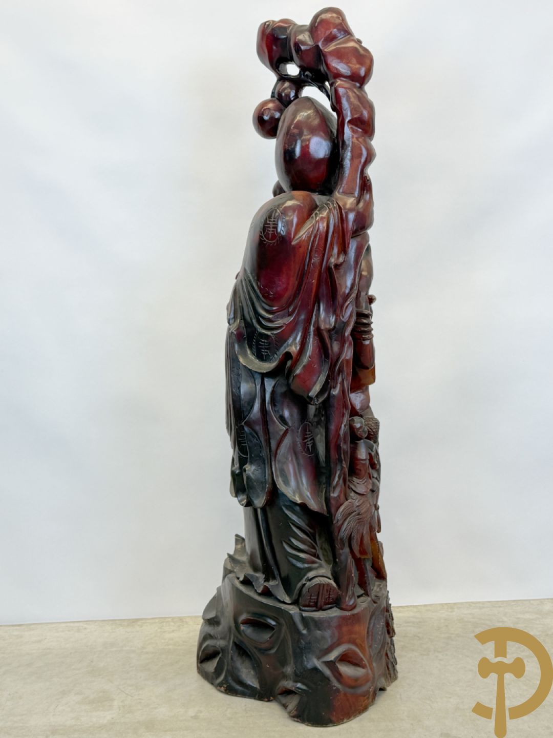 Aziatische houtsculptuur van wijsgeer met staf, vogels en kinderen