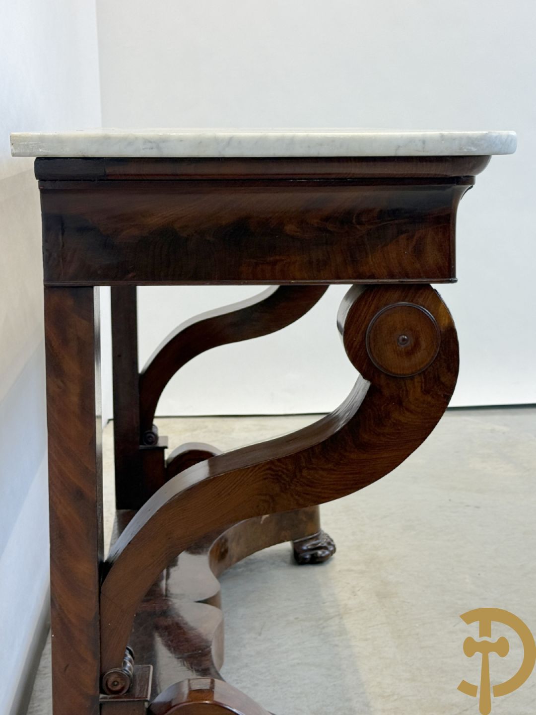 Mahoniehouten console Empire stijl met lade, op voluutvormige klauwepoten en met wit marmeren blad, 19e