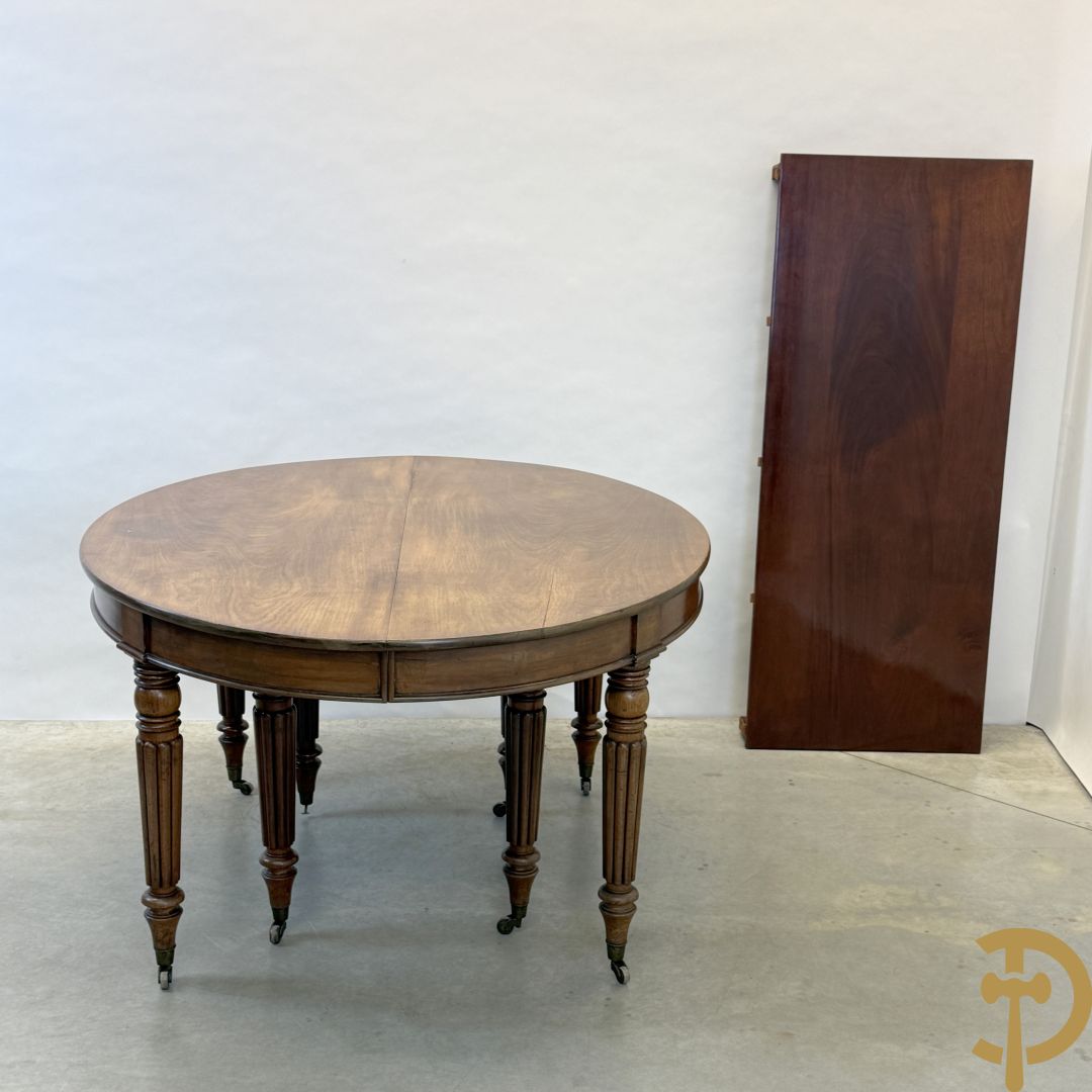 Mahoniehouten uittrekbare coulissetafel op 8 poten (met extra verlengstuk)