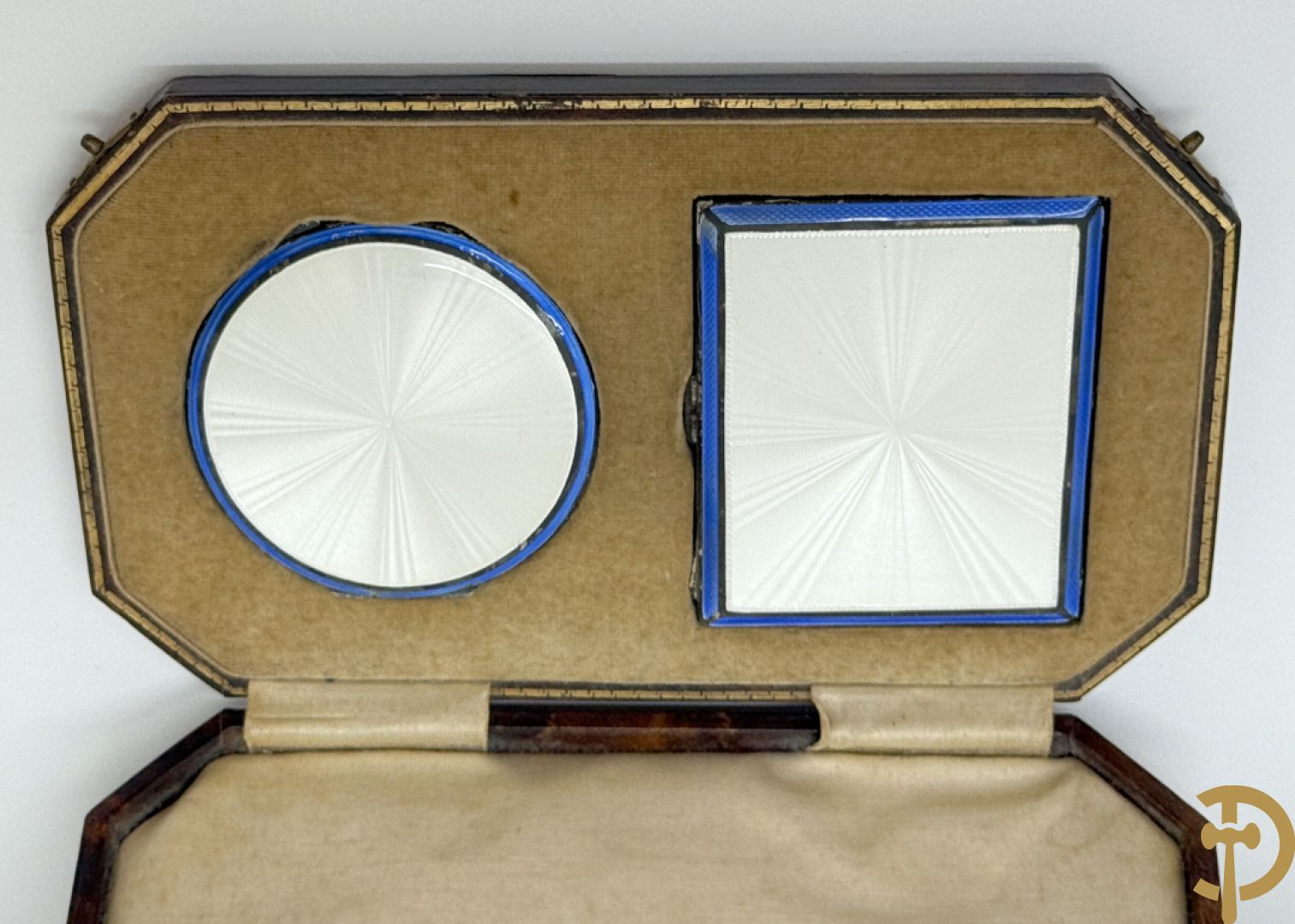 Massief zilveren sigarettenhouder bezet met email bovenaan, Engels gemerkt, in schrijn + massief zilveren poederdoos bezet met email in schrijn