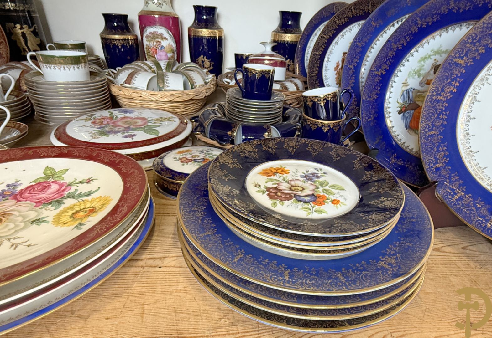 Porseleinen Limoges koffiekopjes en schoteltjes met vergulde accanthusranken + porseleinen Limoges borden met romantische geanimeerde taferelen + roze en blauwe Limoges vazen met romantische taferelen