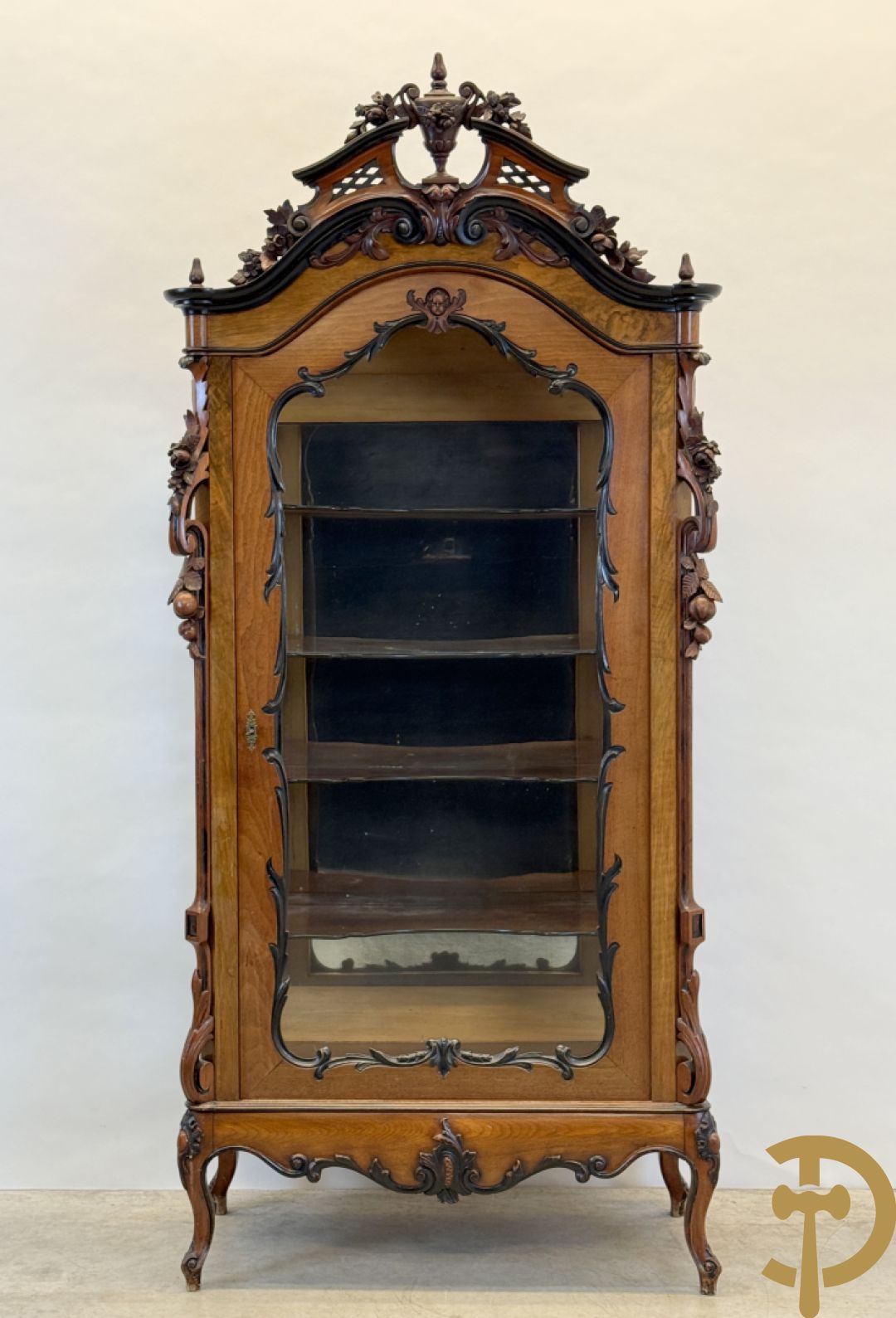 Franse notelaren vitrine met Louis XV motieven en fruitranken, bovenaan bezet met amfoor, 19e