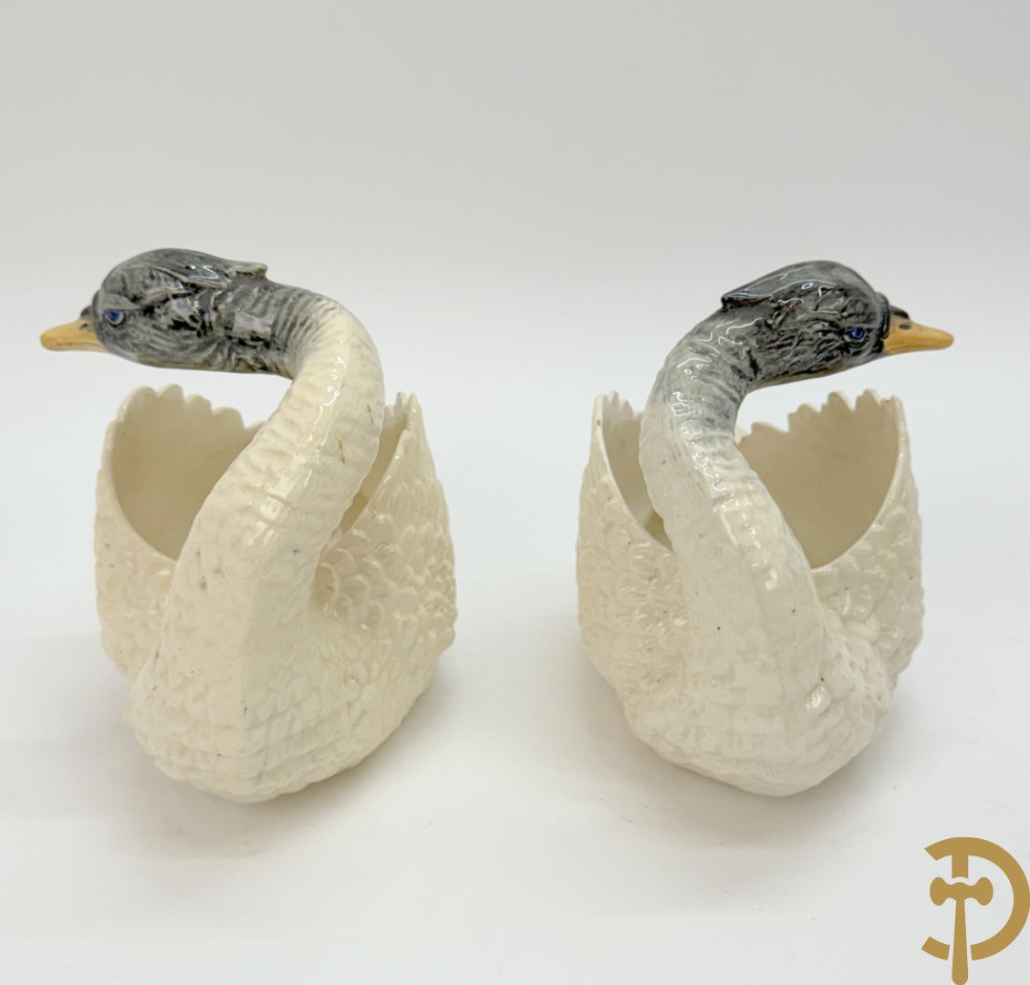 Varia porselein en keramiek : paar jardinières met zwanen, apothekerspot, 2 schenkkannen Franklin Mint en vaas Hutschenreuter