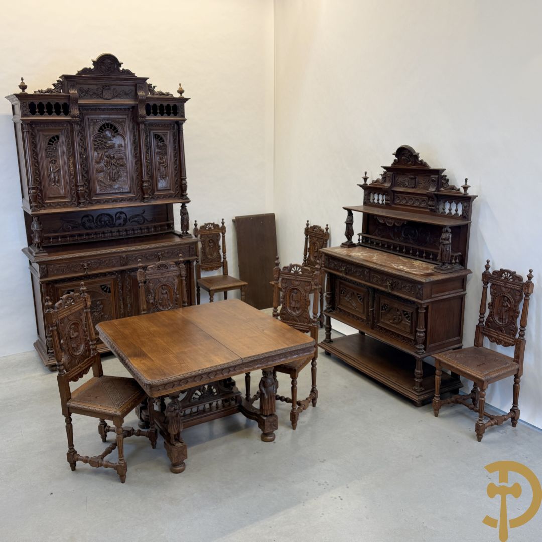 Massief eiken Bretoense eetkamer bestaande uit buffet met 3 deuren boven, 2 deuren onder, lades midden en gesculpteerde geanimeerde scènes + desserte + uittrekbare tafel + 6 stoelen + extra allonge