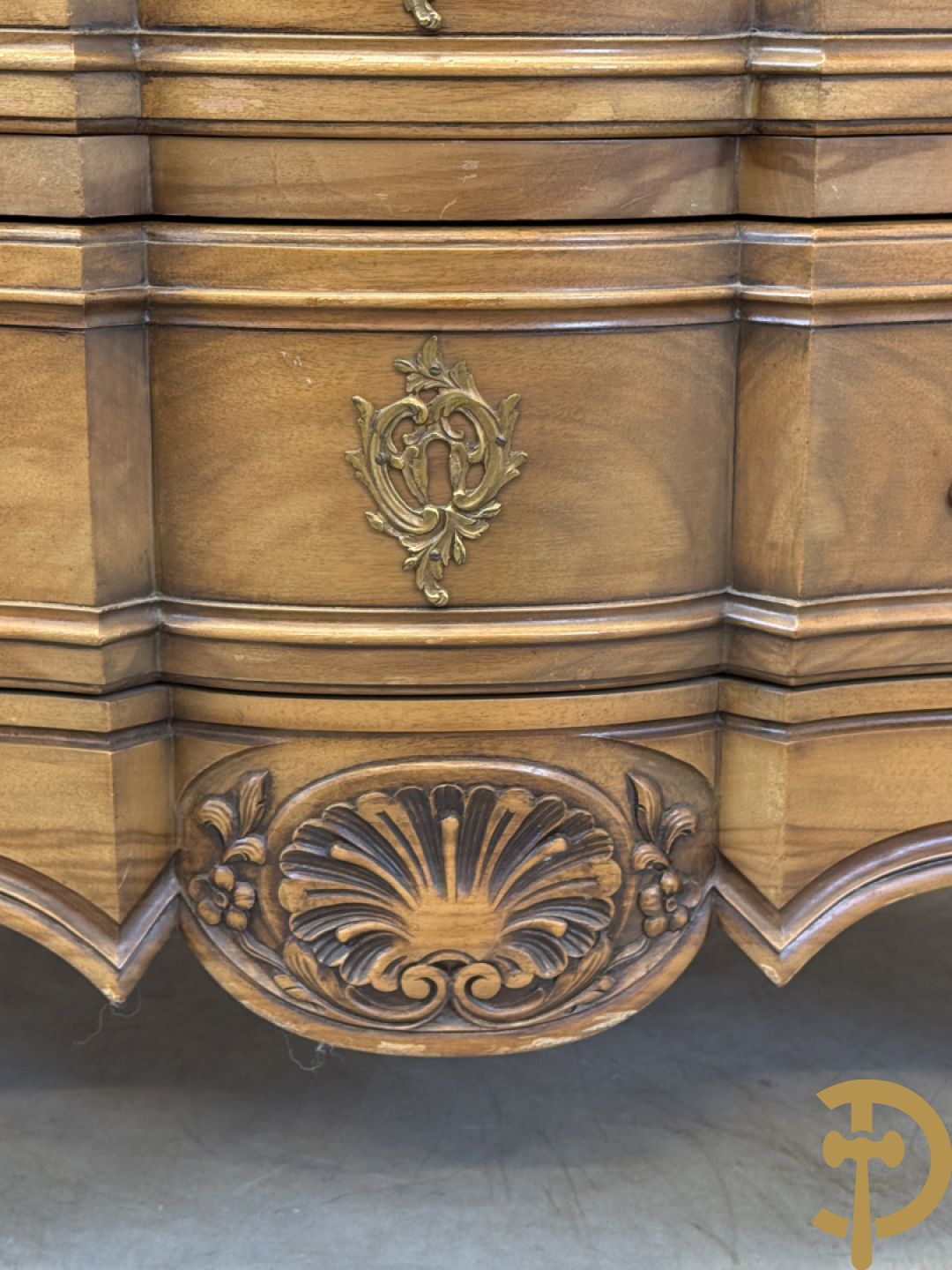 Notelaren drieladencommode met accanthusranken en rocailles, met marmeren blad, op voluutvormige poten