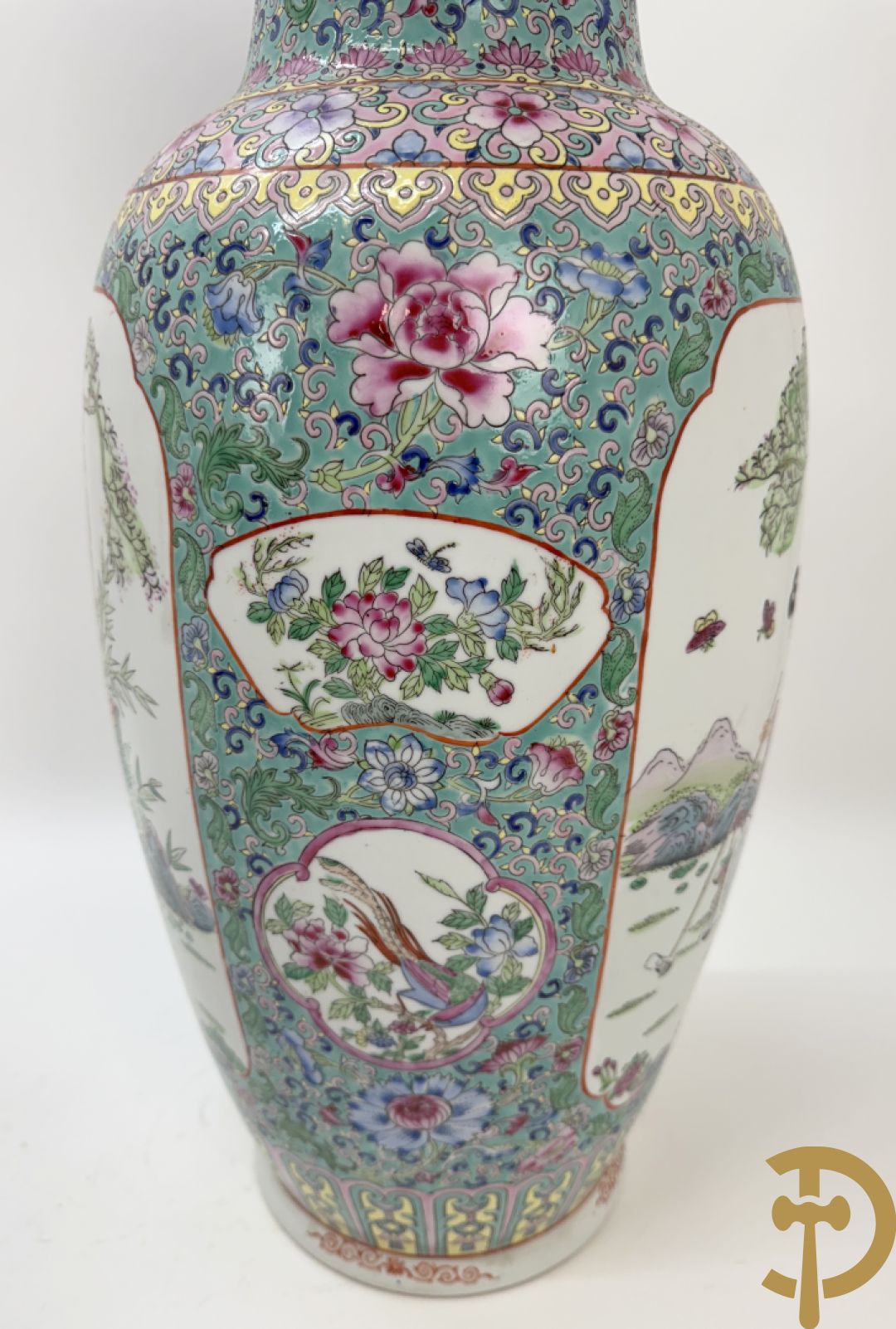 Paar Chinese vazen met geishadecor, rondom bezet met bloemen