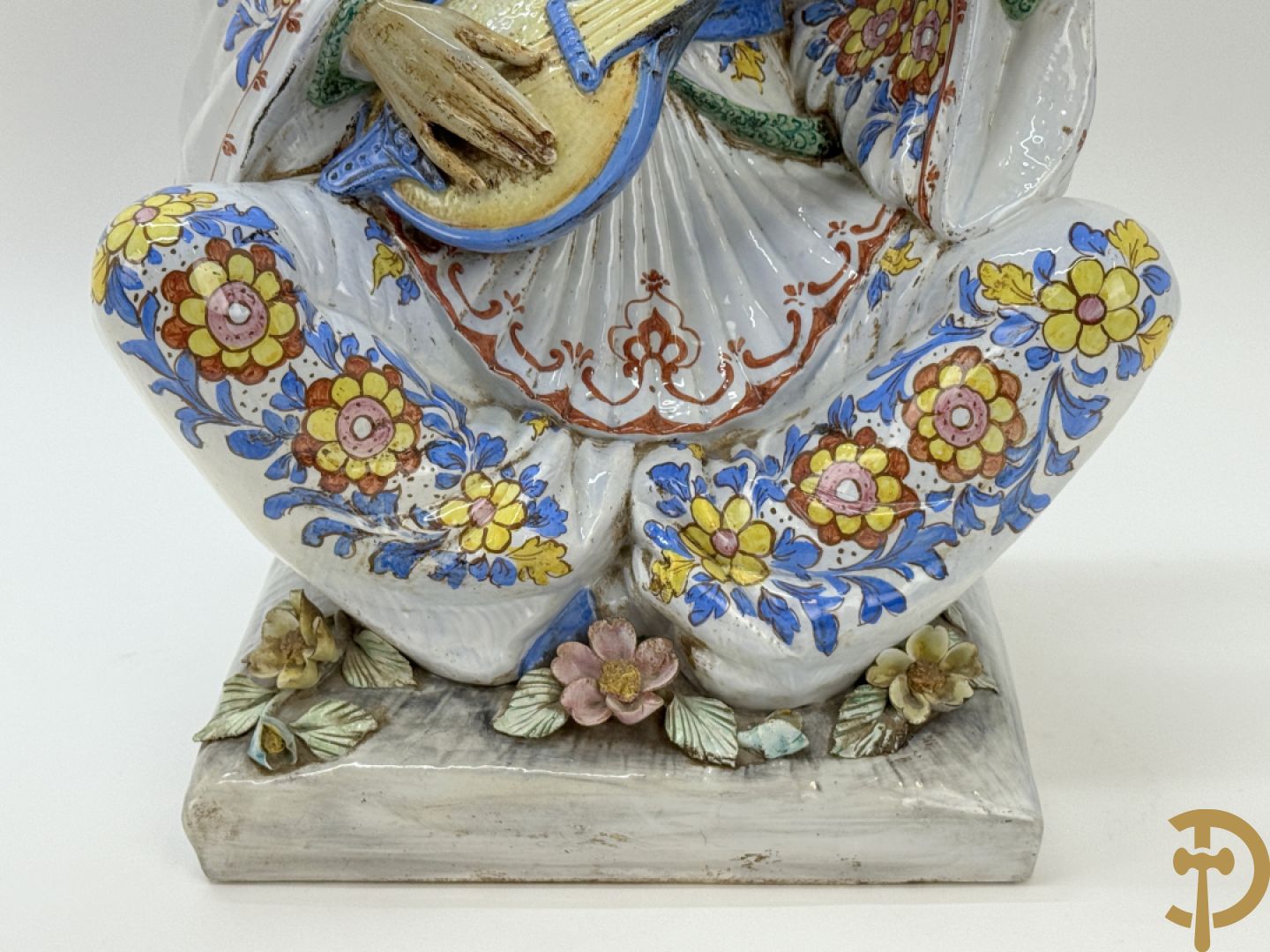 Meerkleurig Italiaans beeld van zittende oosterse man met snaarinstrument