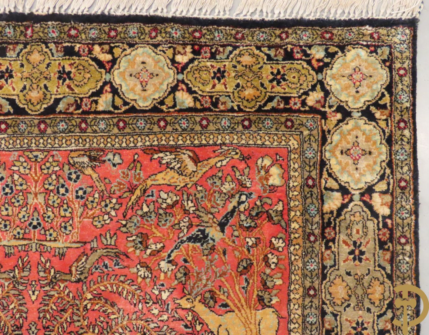 Oosters handgeknoopt tapijt zijde op katoen met dierenmotieven en levensboom