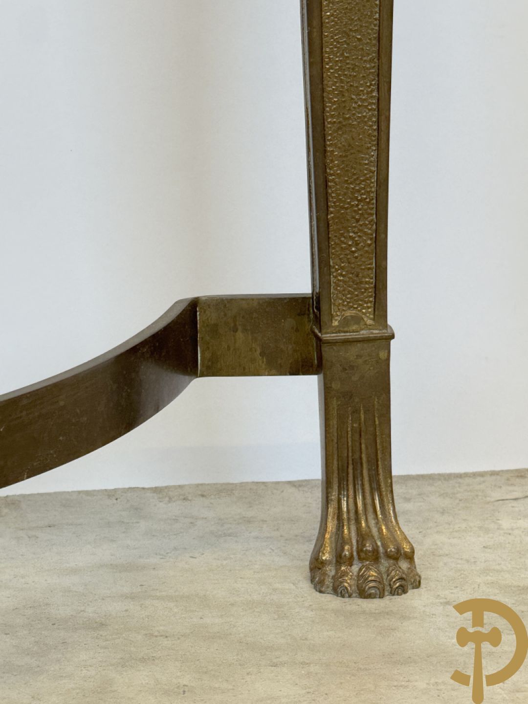 Console op bronzen poten met dameshoofden bezet, bovenaan met groen marmeren blad