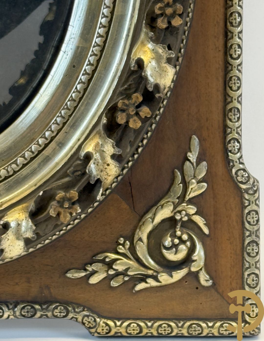 Vergulde lijst met accanthusranken en ovaal medaillon + kader met ovaal medaillon + religieuse wassen zegel