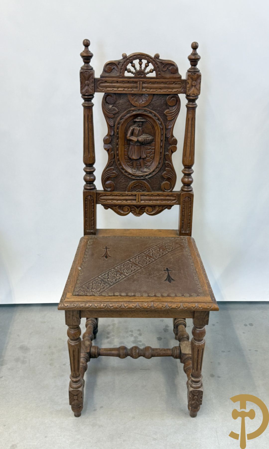 Massief eiken Bretoense eetkamer bestaande uit buffet met 3 deuren boven, 2 deuren onder, lades midden en gesculpteerde geanimeerde scènes + desserte + uittrekbare tafel + 6 stoelen + extra allonge