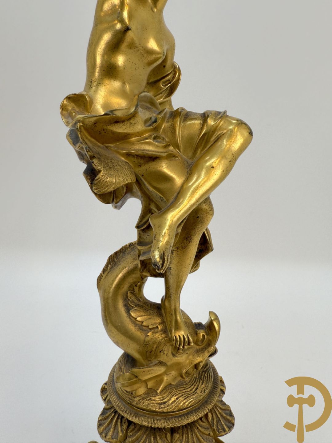 Paar bronzen kandelaars met sater en naakte dame, versierd met accanthusranken en dierenmotieven