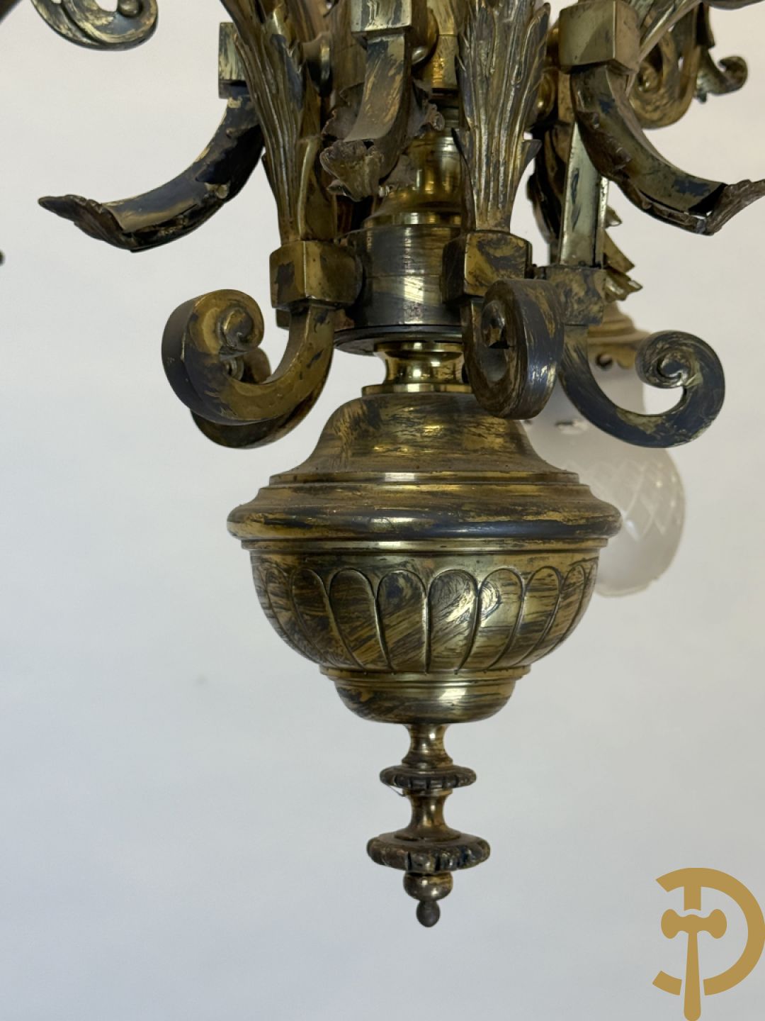 Bronzen vijfarmige luchter met griffioenen