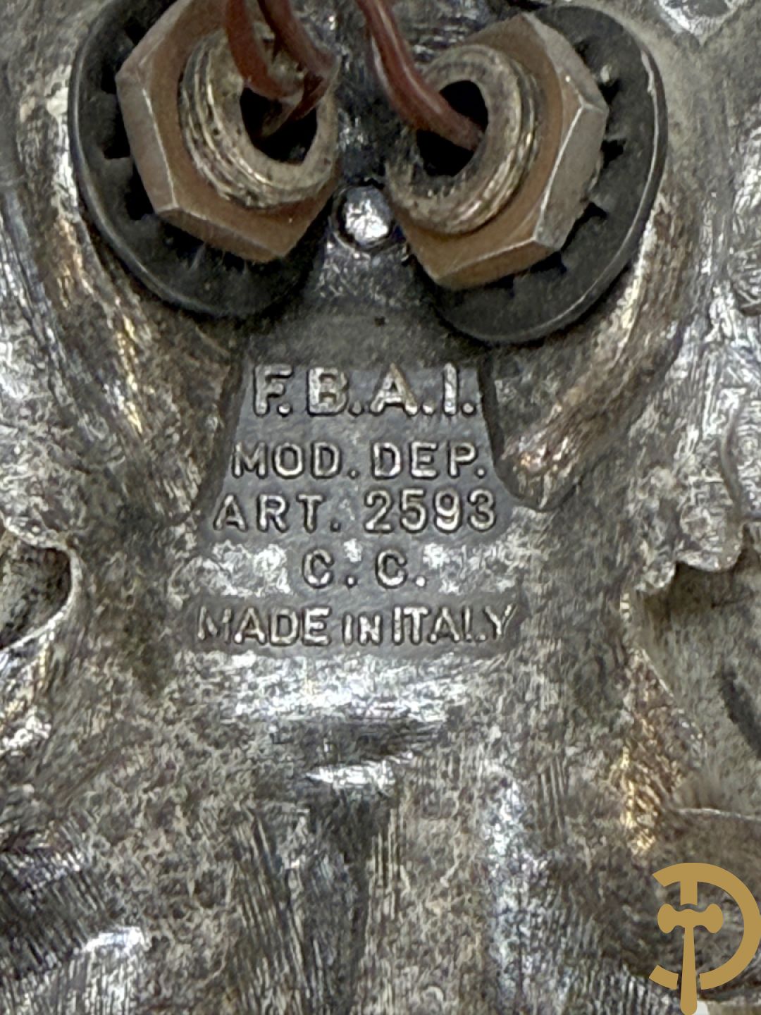 Paar verchroomde bronzen twee-armige applieken met porseleinen bloemen bezet