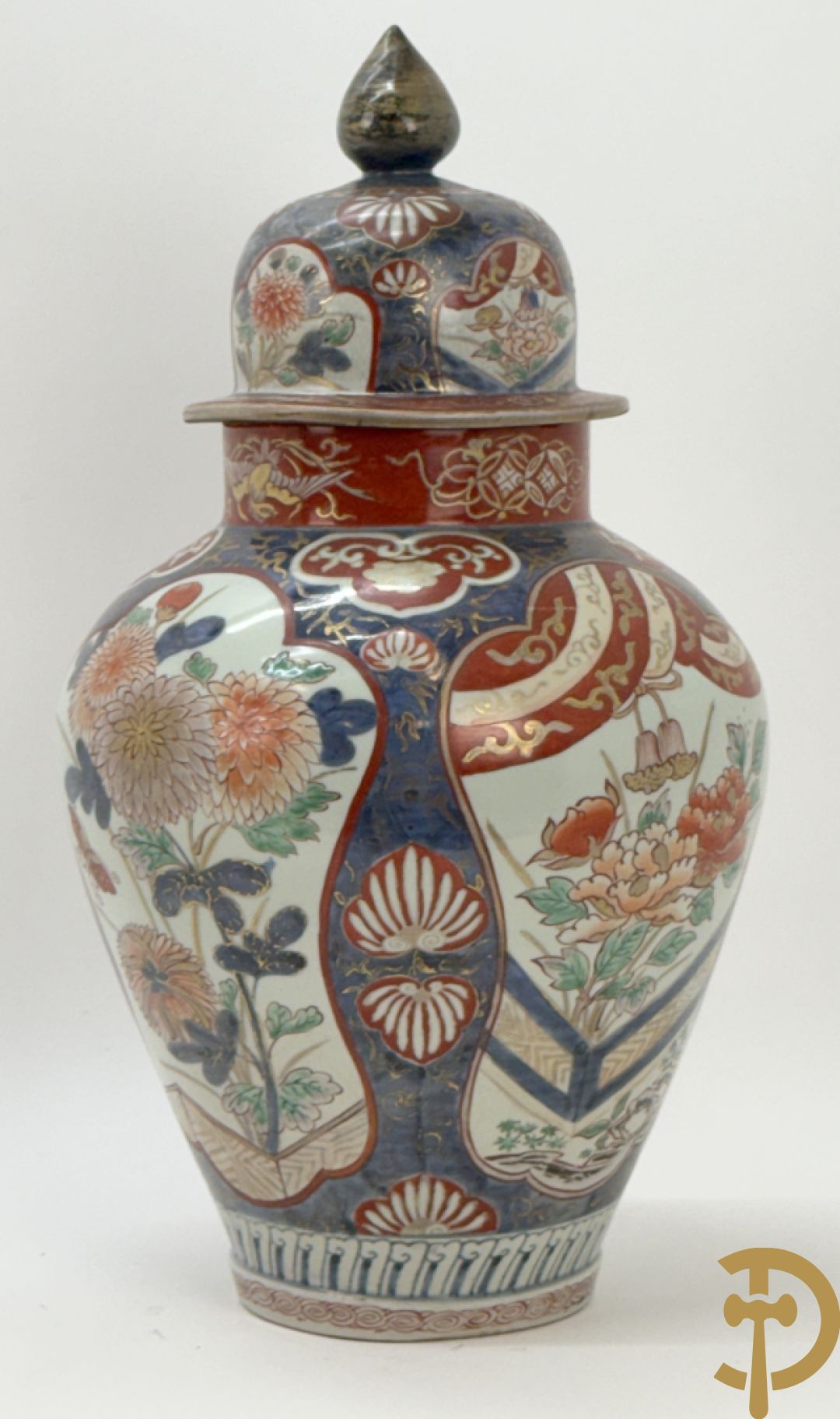 Japanse imari dekselpotiche met rood/blauw decor van bloemen in cartouches