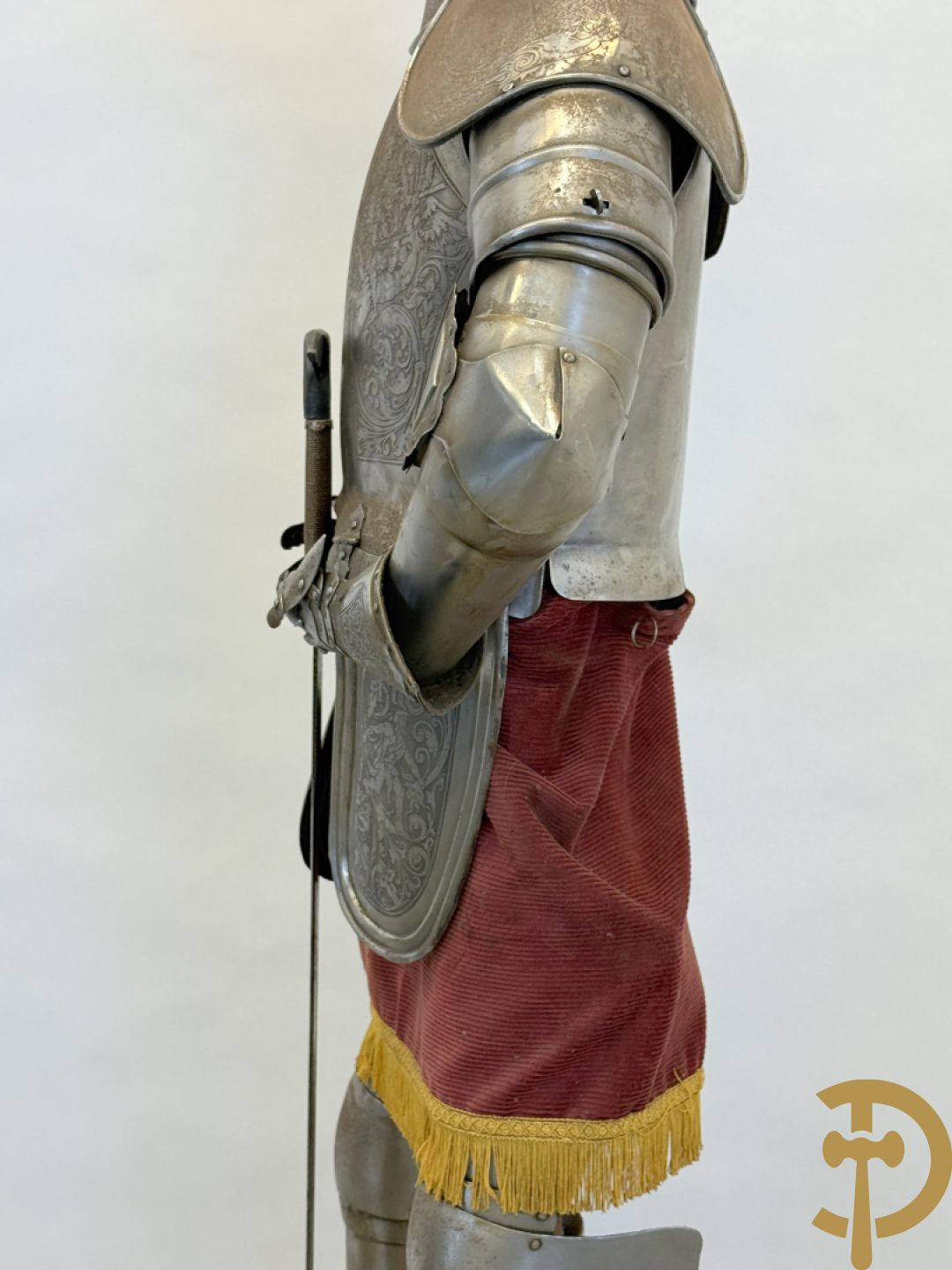 Paar ijzeren decoratieve harnassen ridderuitrusting met geciseleerde motieven op de elementen, met zwaard en ridderhelm - op statief - vermoedelijk Spaans 1930-1940