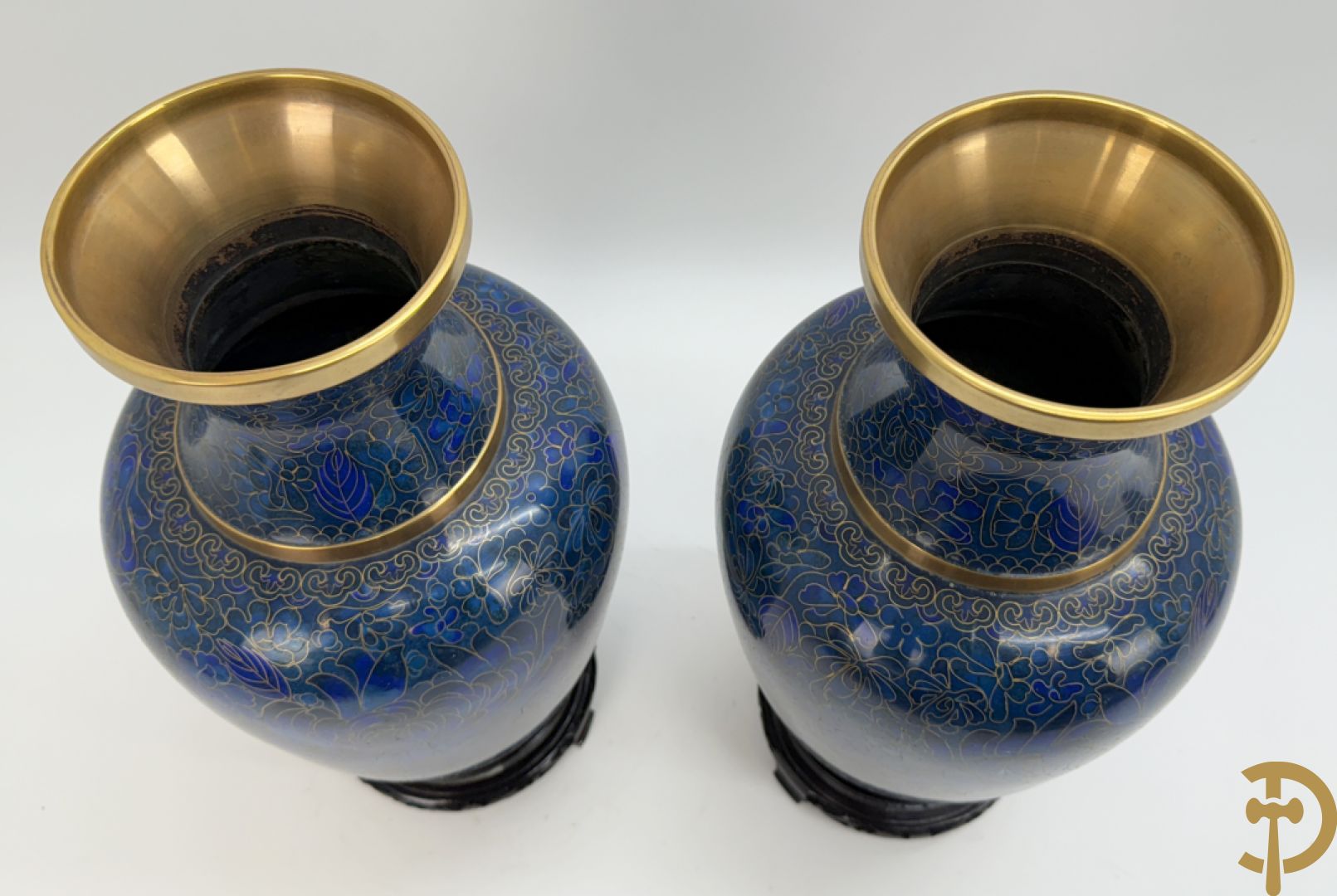 Paar blauwe cloisoné vazen met bloemendecor