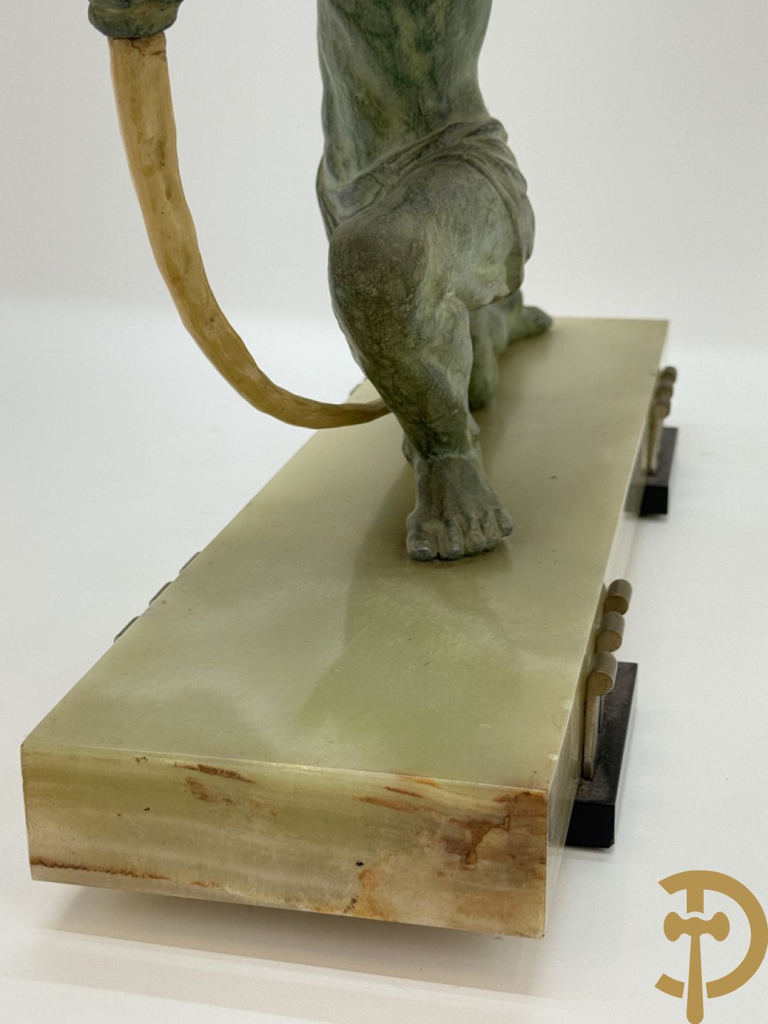 Kunstbronzen Art Deco beeld van boogschutter op onix marmeren basis