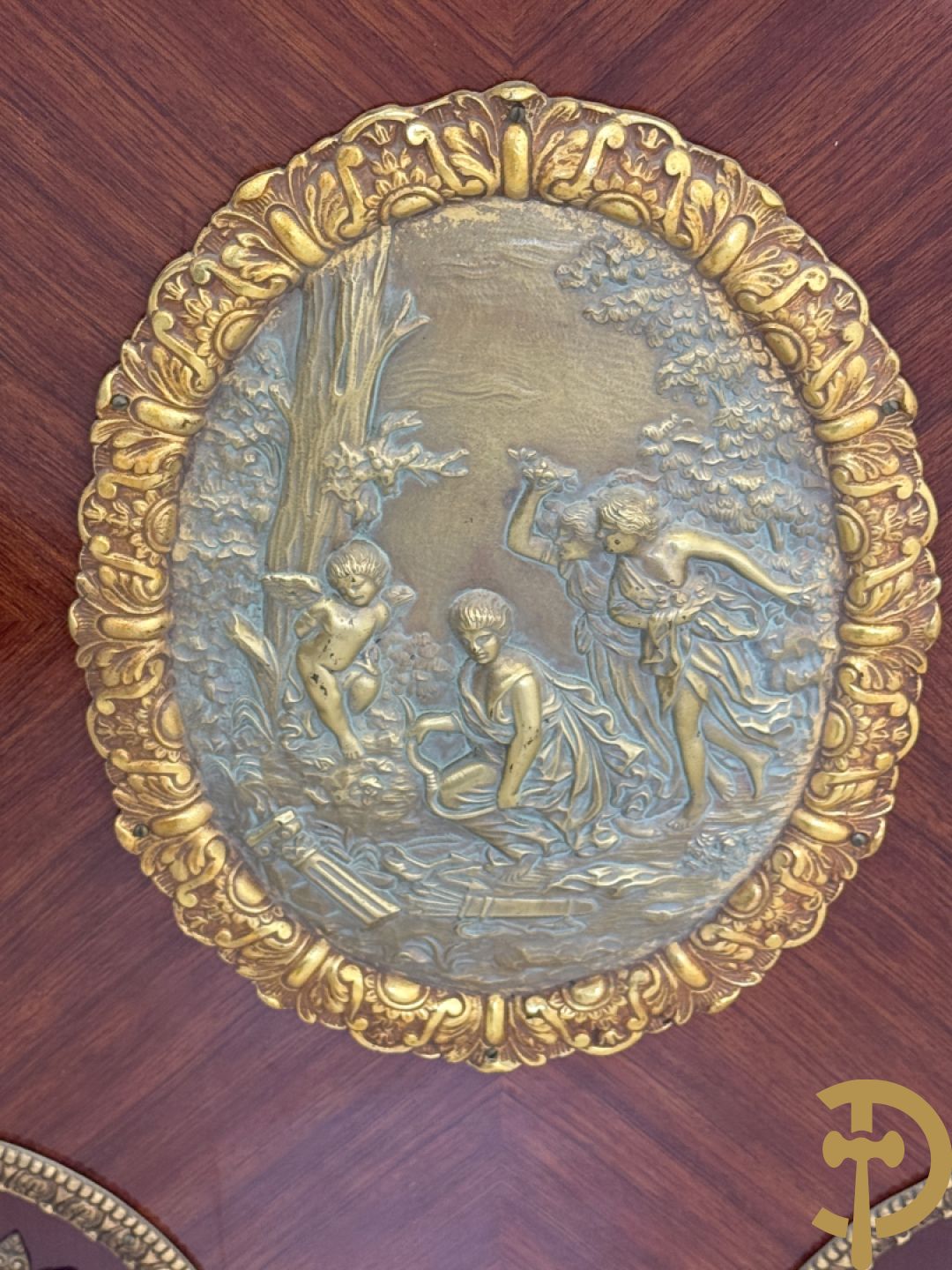 Notelaren vierdeursdressoir met 3 laden, gemarketteerde bloementaferelen en ovale bronzen plakkettes - zijdelings met damesfiguren - bovenaan met wit marmeren blad