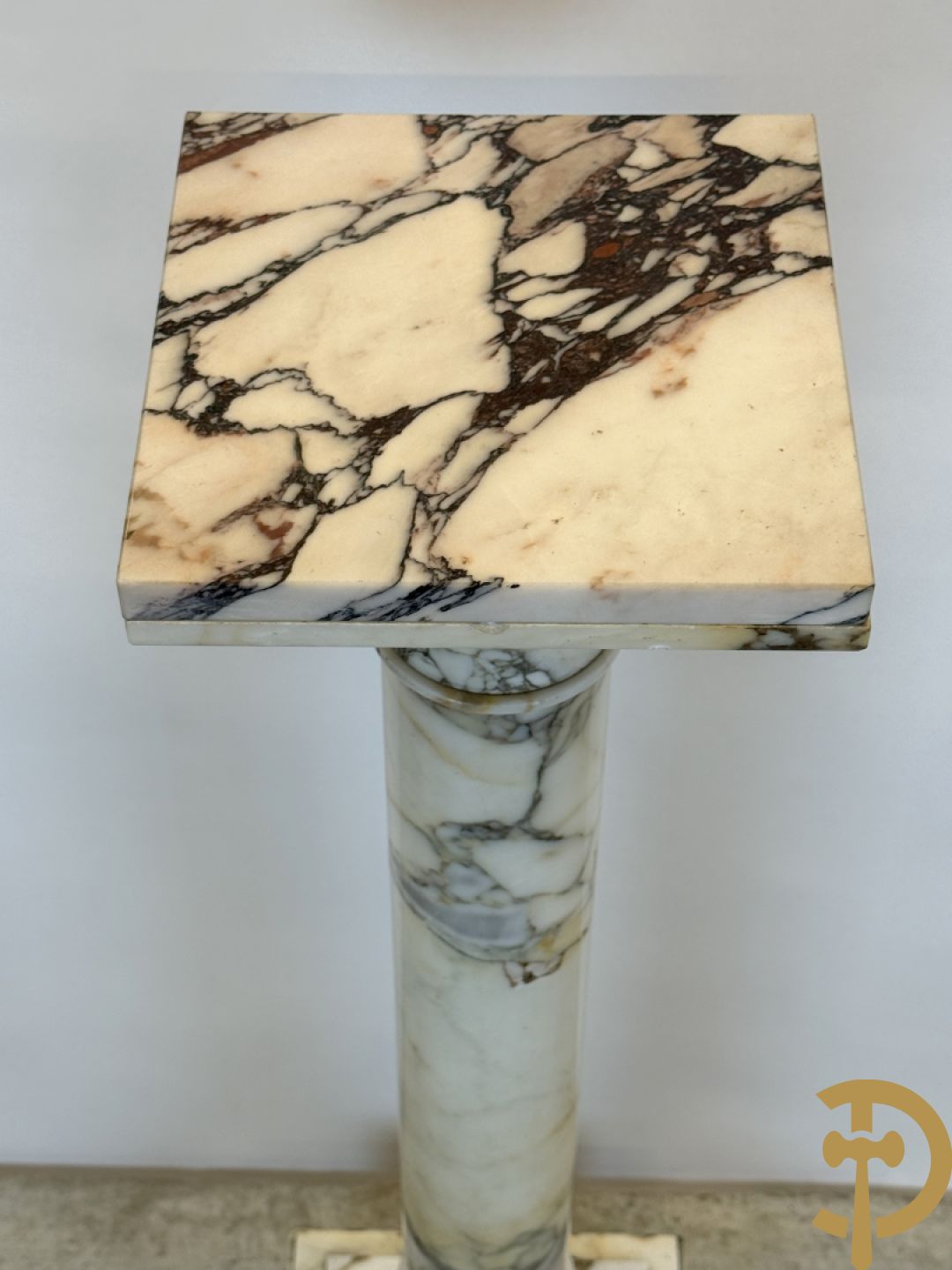 Wit marmeren geaderde kolom met draaiplateau