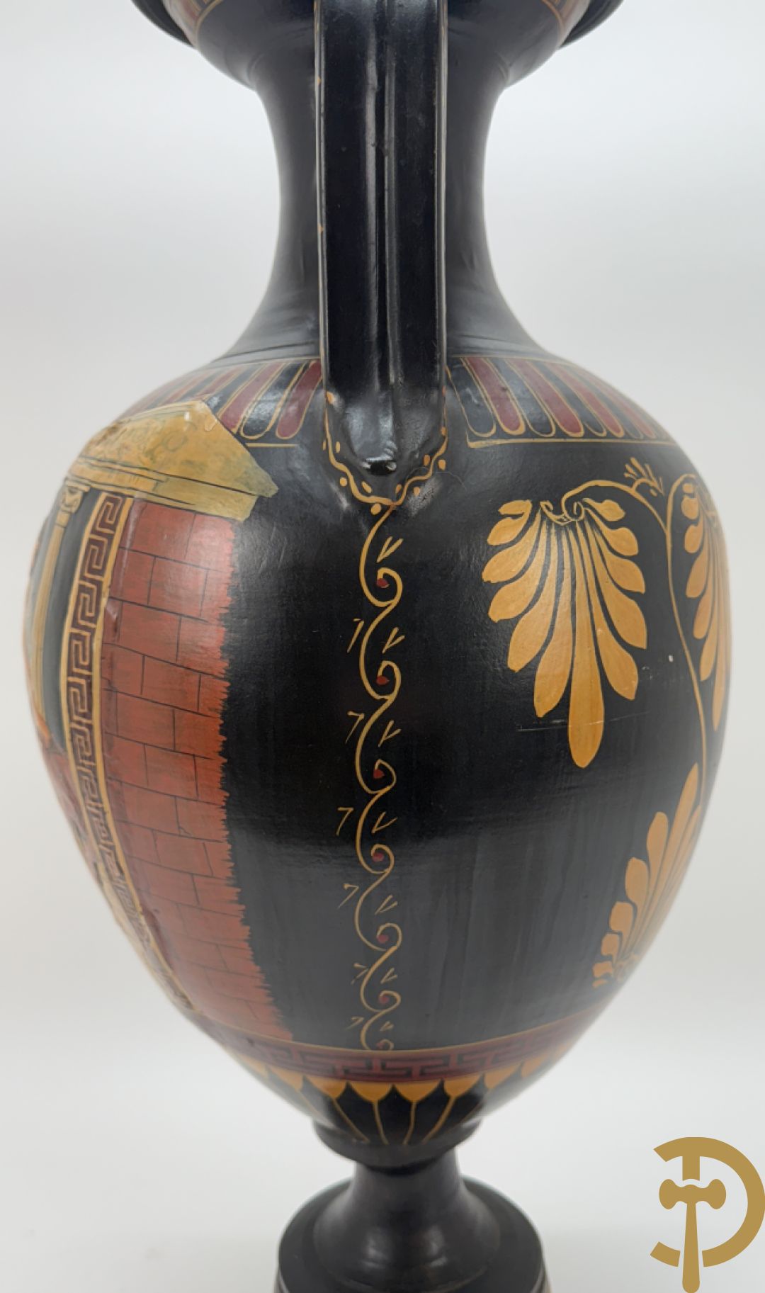Amfoorvormige vaas in terra cotta met voorstellingen uit de Klassieke oudheid, Griekse stijl