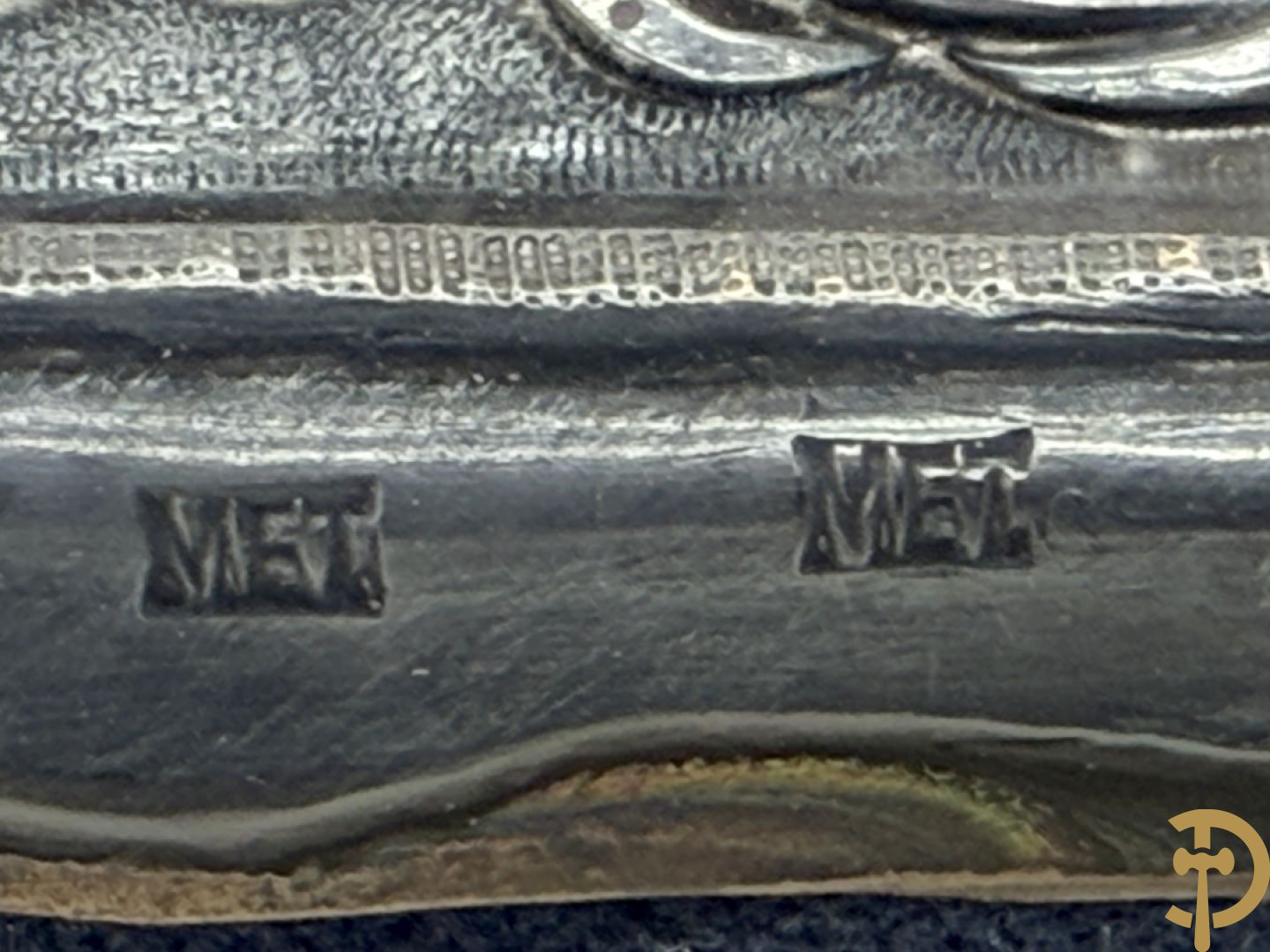 Ikoon met voorstelling van Madonna met kind en verzilverde rizza bezet met email