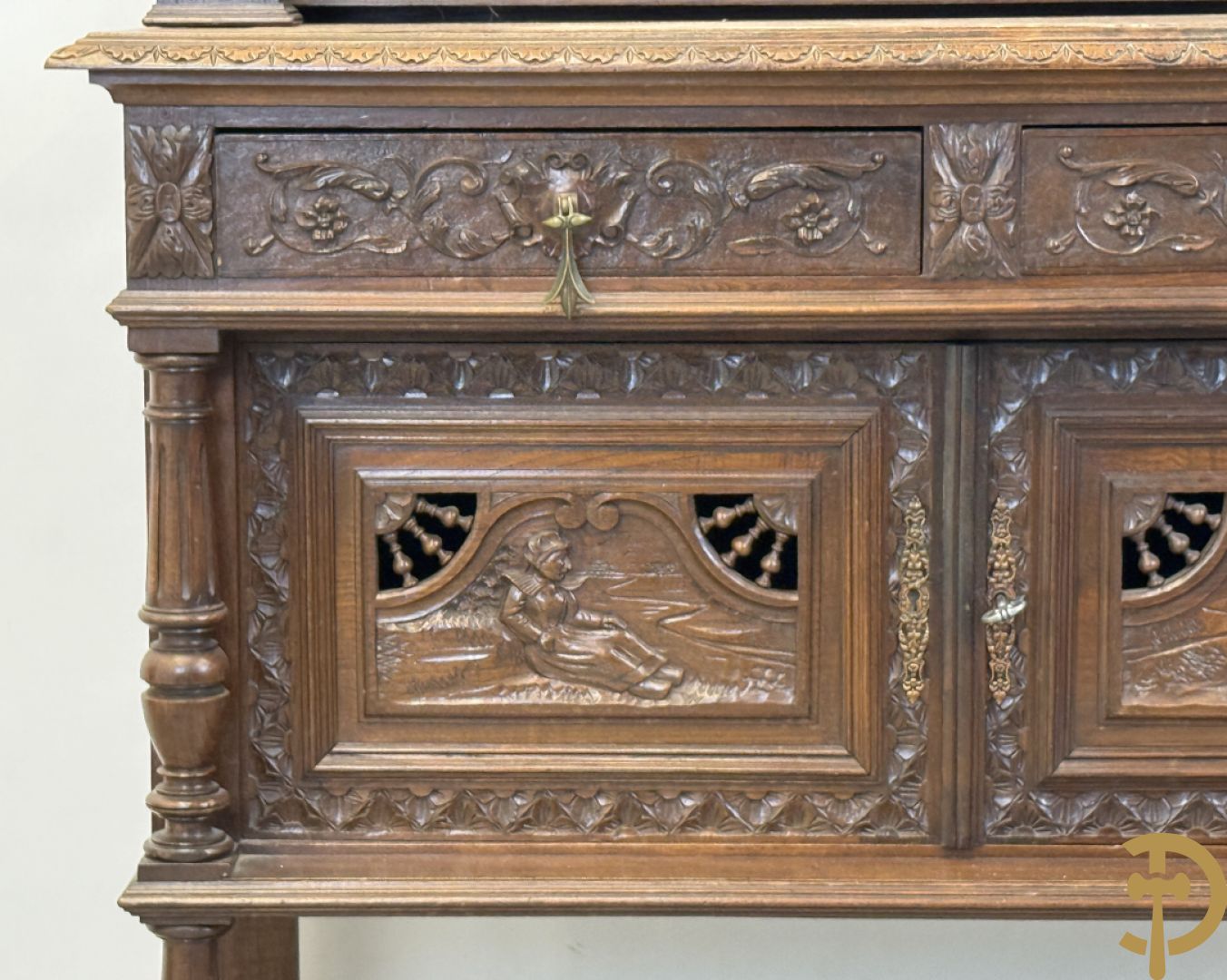 Massief eiken Bretoense eetkamer bestaande uit buffet met 3 deuren boven, 2 deuren onder, lades midden en gesculpteerde geanimeerde scènes + desserte + uittrekbare tafel + 6 stoelen + extra allonge