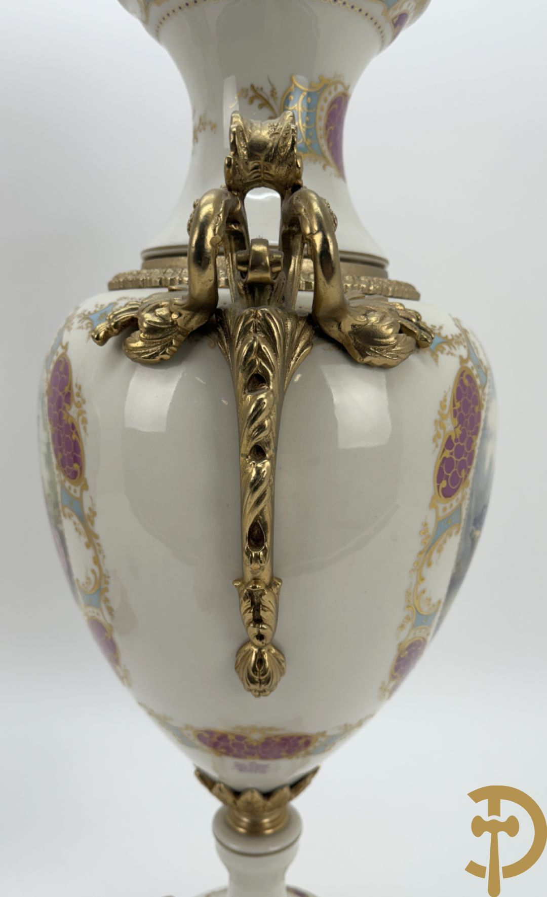 Paar porseleinen Sèvres stijl dekselpotiches met dubbel bedrukt romantisch decor en bezet met bronzen ornamenten