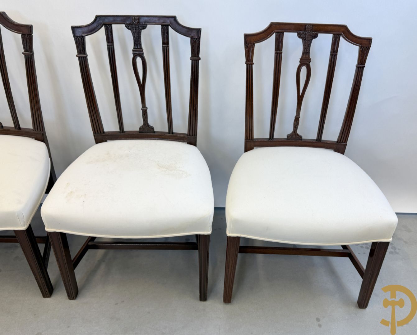 Acht mahoniehouten stoelen met sierlijke motieven in de rug, Georgian Engelse stijl