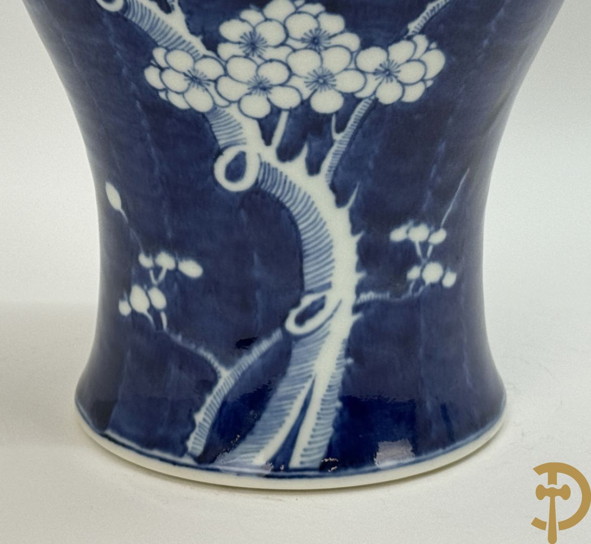 Chinese porseleinen blauw/wit vaas met decor van bloemen op tak