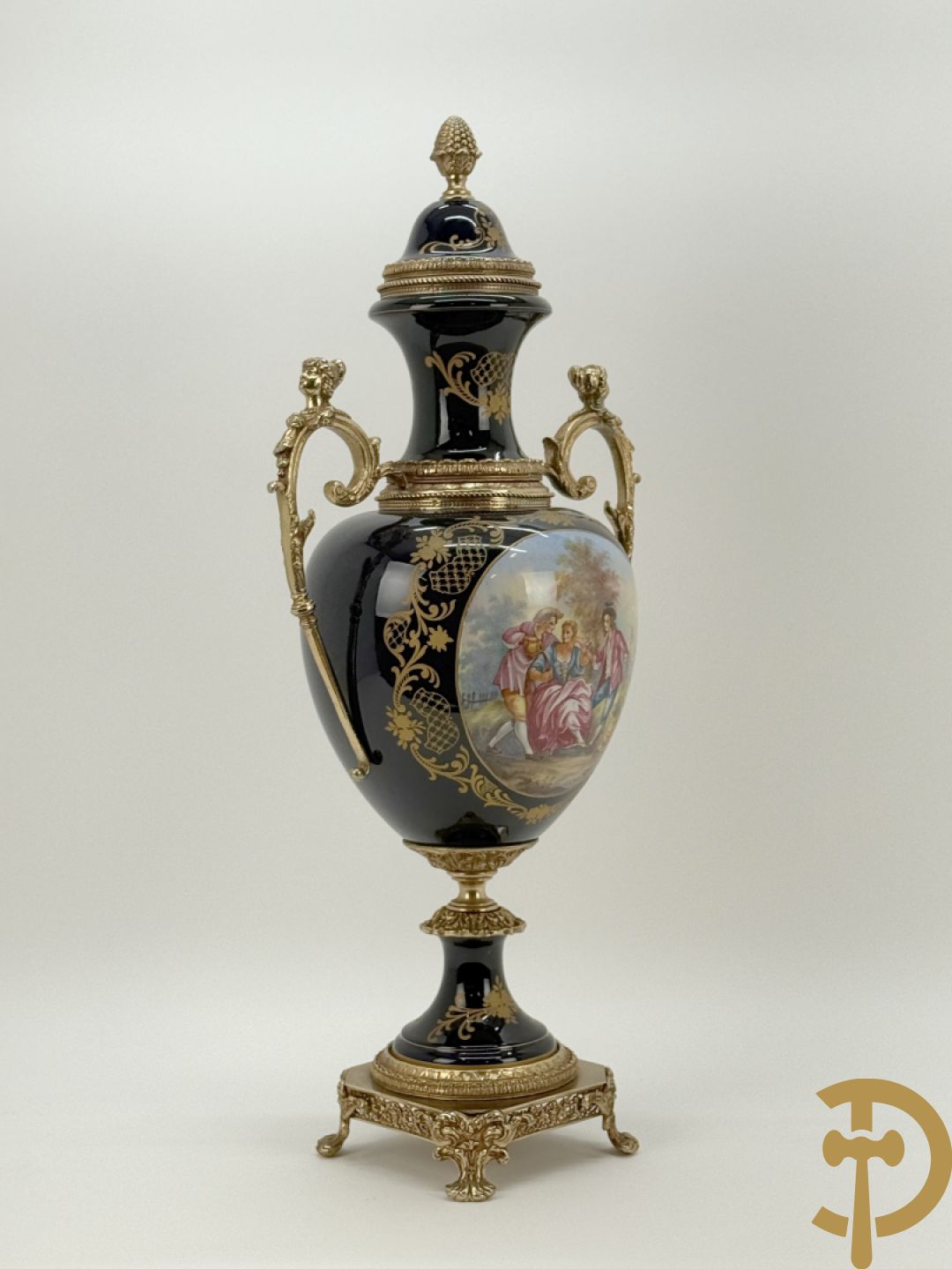 Onleesbaar getekend Sèvres stijl vaas met geanimeerd landschapsdecor en zijdelings met bronzen ornamenten bezet