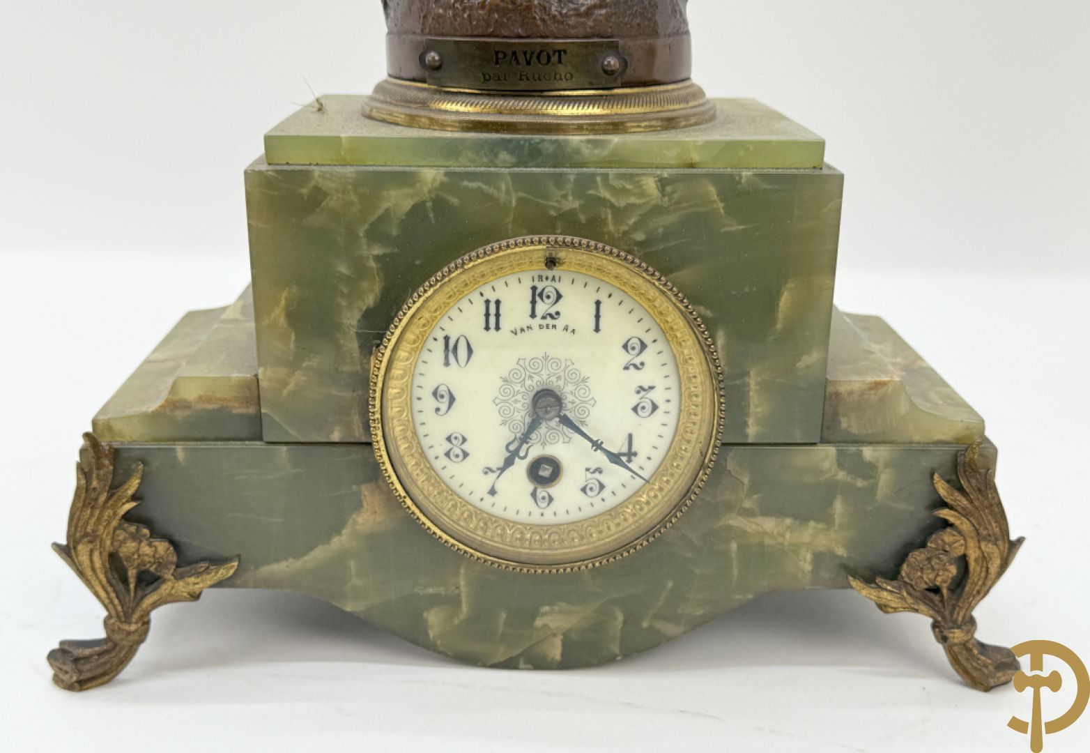 Driedelige zamak garnituur met dame Pavot met bloemen op uurwerk, Rucho getekend, geflankeerd door paar kandelaars