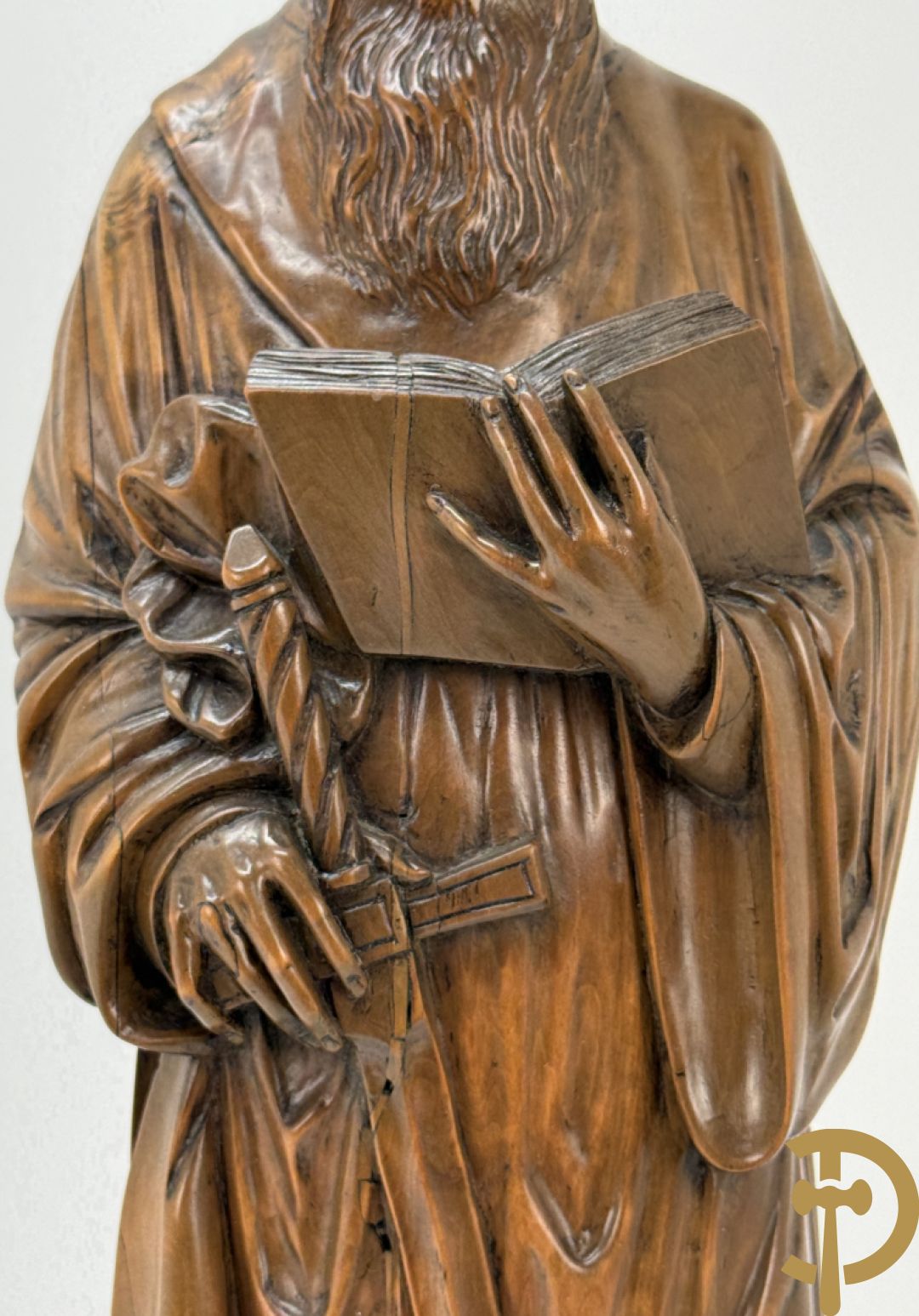 Houtsculptuur van evangelist met zwaard