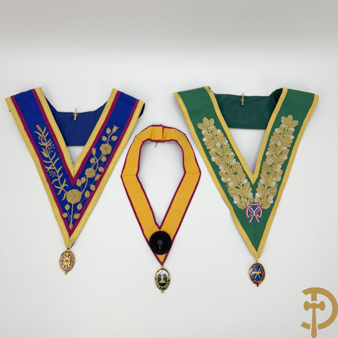 Drie kraagbanden van de Vrijmetselarij : Grand Lodge of Mark Mastermasons, Grand Conseil des Grades Mac.Allies en Grand Conclave du Moniteur Secret