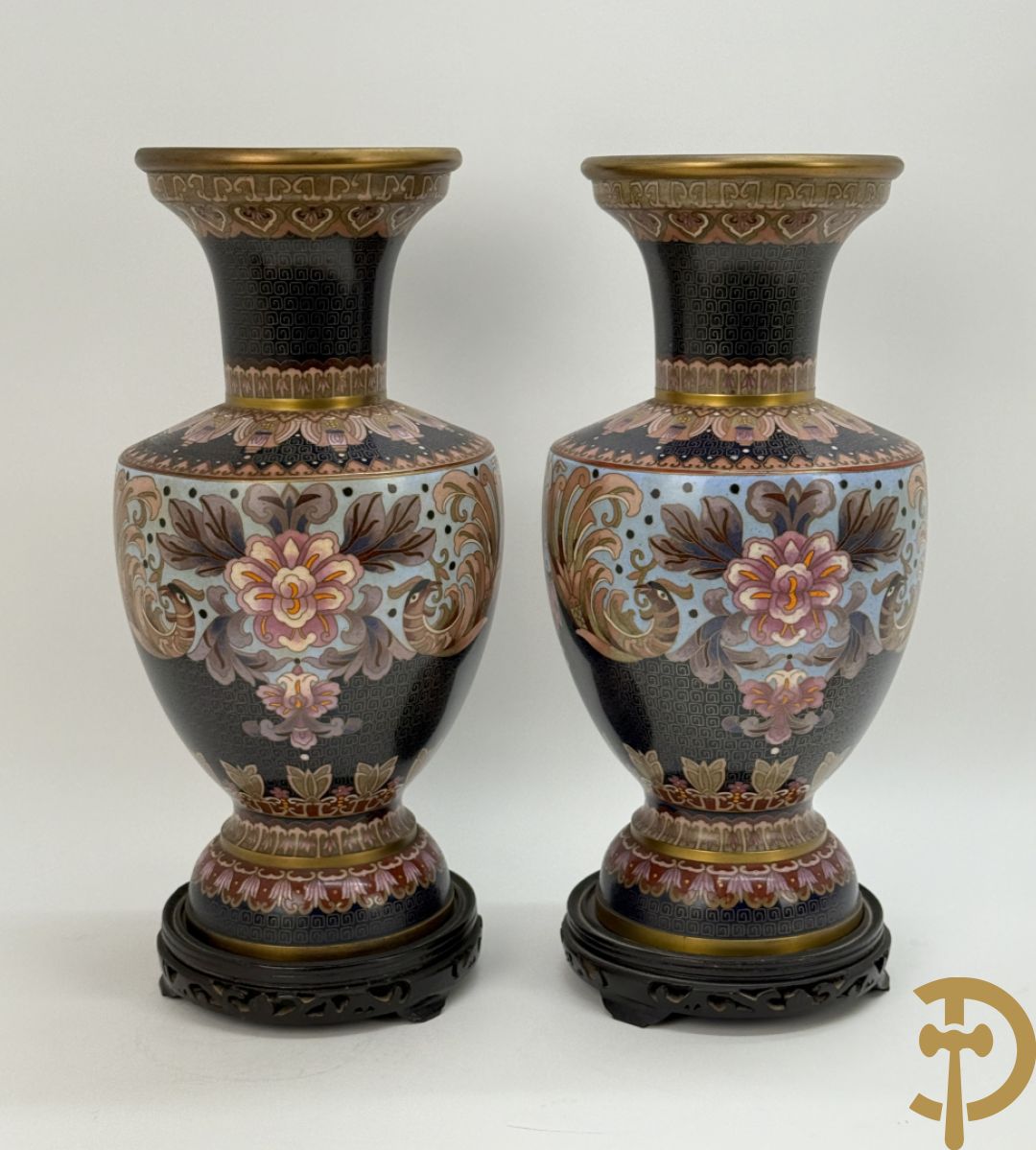 Paar ballustervormige cloisonévazen met decor van vogels en bloemen - op houten sokkel + paar kleine cloisonévazen met vogel en bloemendecor - op houten sokkel