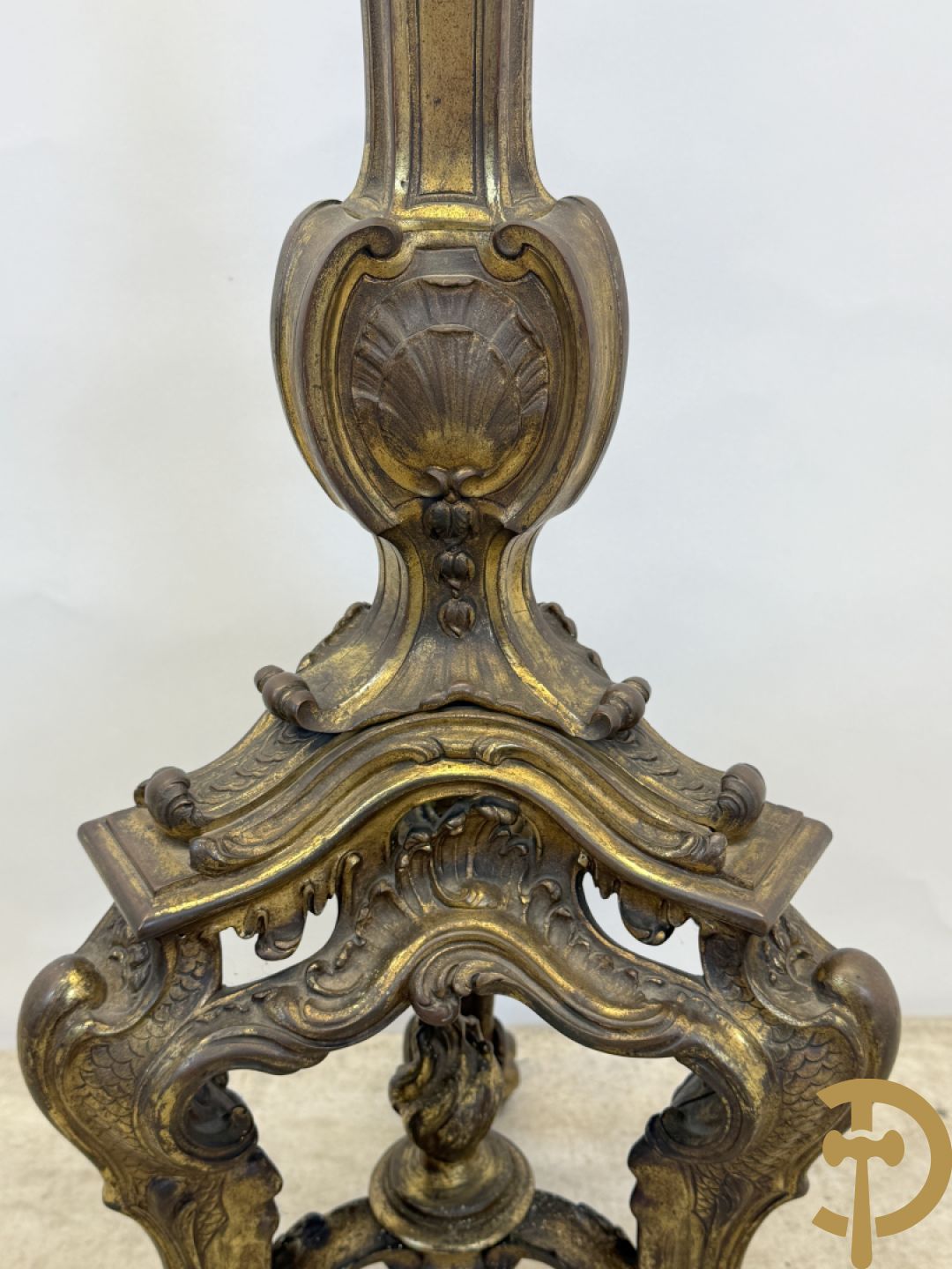 Bronzen staander op drie voluutvormige poten met acanthusranken, bezet met guirlandes en bovenaan met marmeren plateau