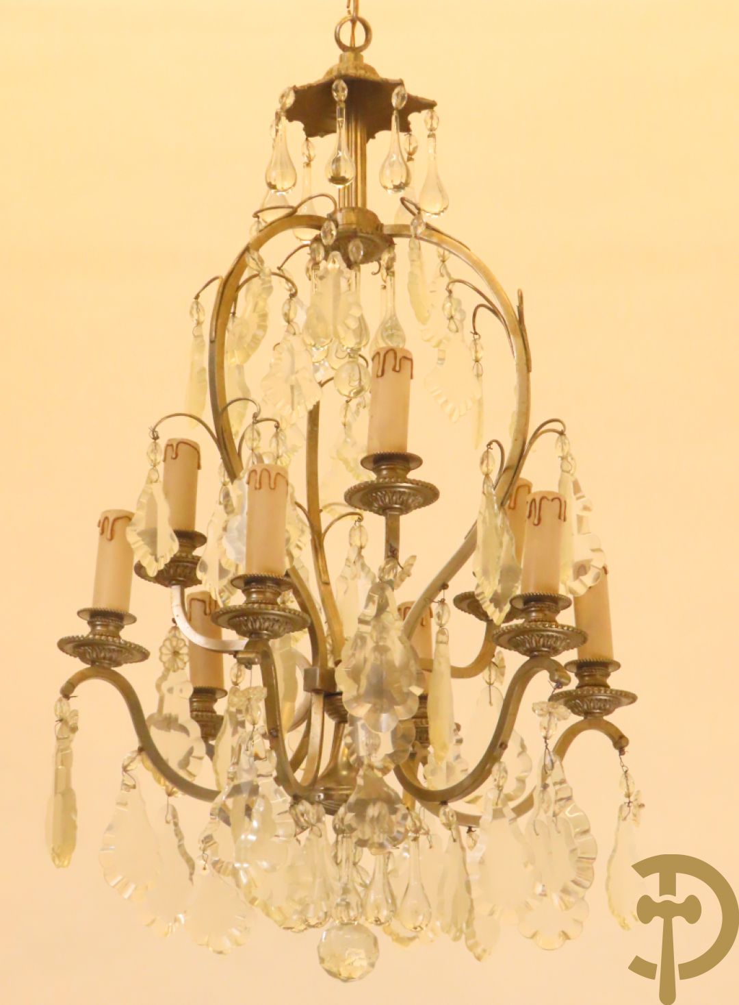 Franse chrome luchter met  9 lichtpunten bezet met tranenbellen en plakettes