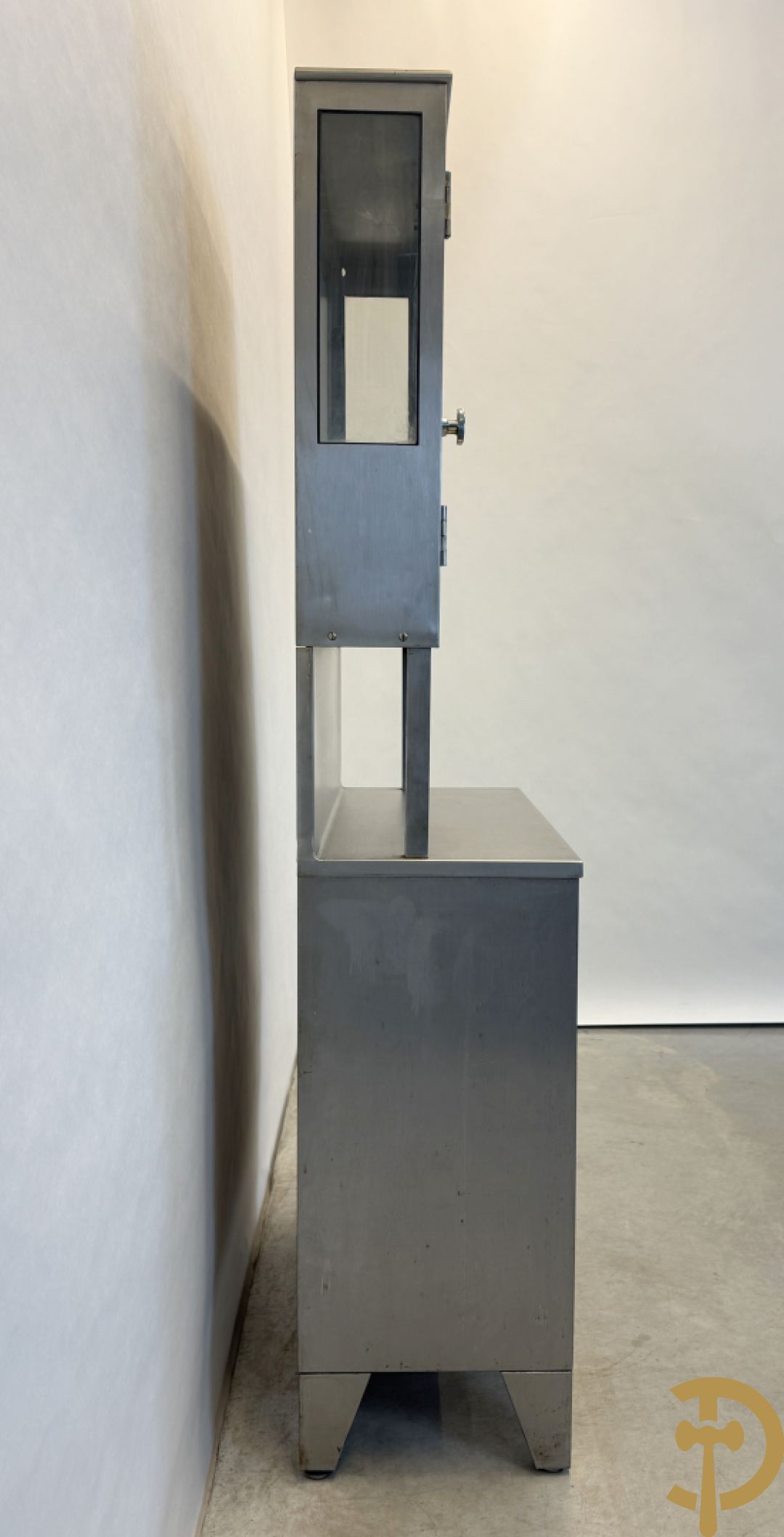 Design inox medisch kabinet, bovenaan met 2 beglaasde deuren, onderaan met deur en 3 lades, by Friedrich Schmitz, Germany