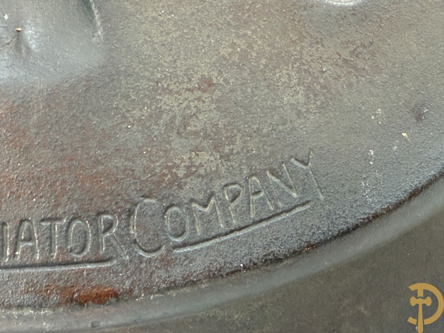 Metalen ovale schotel met dame omgeven door bloemen en accanthusranken, achteraan getekend American Radiator Cie