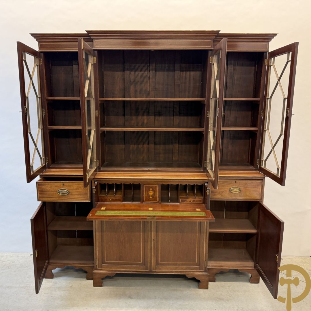 Notelaren Engelse stijl breakfront met ingebouwde secretaire, bovenaan met vitrine en decor van amfoorvazen op de deuren