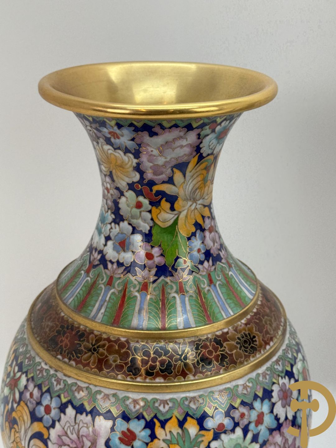 Paar cloisoné vazen met kleurrijk bloemendecor op houten sokkel