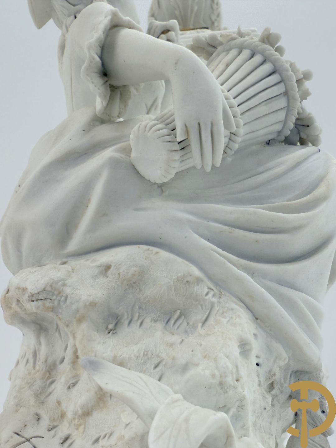 Driedelige porseleinen garnituur met bronsbeslag bestaande uit pendule met dame en amfoor geflankeerd door paar kandelaars bezet met personages