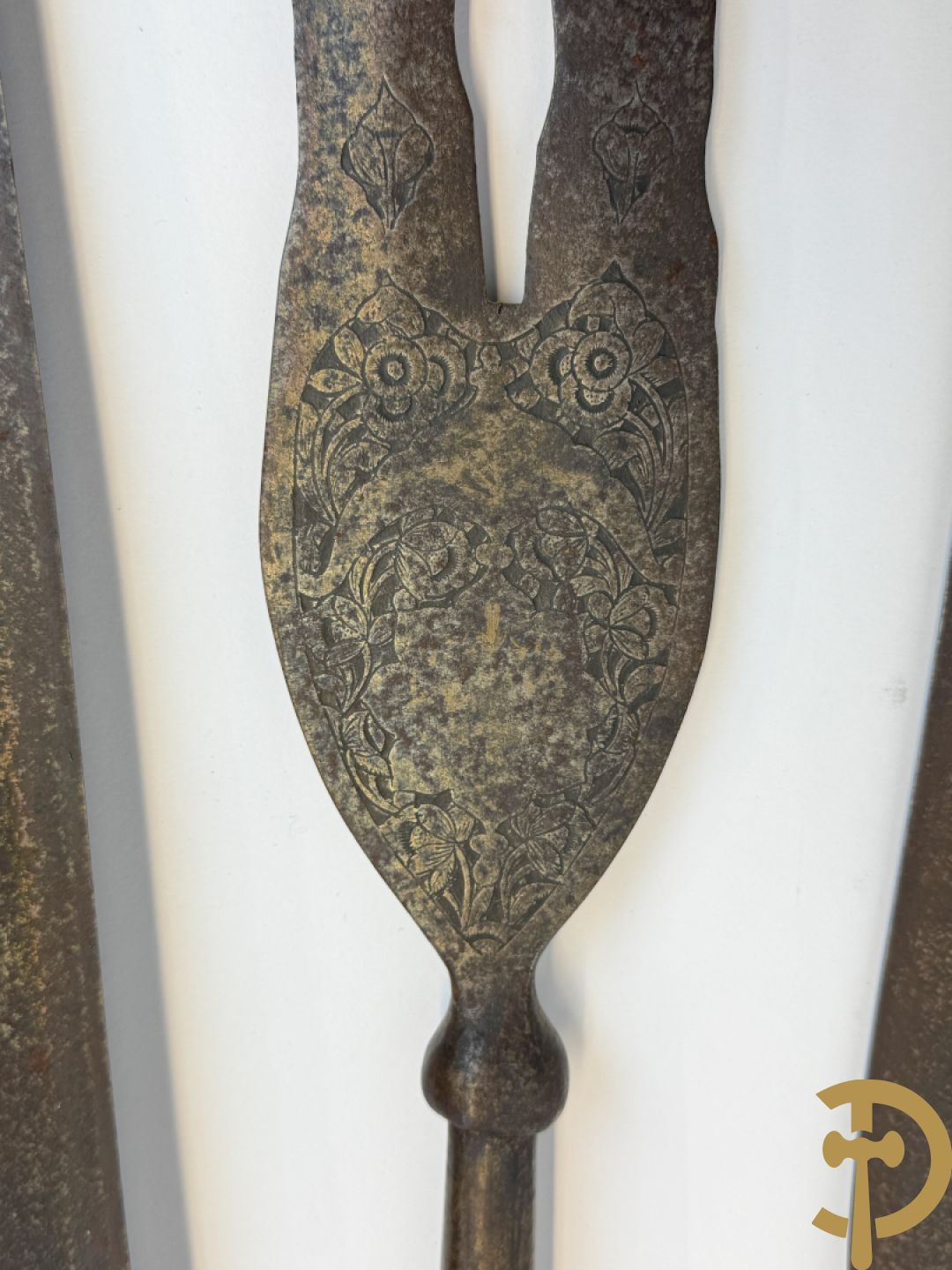 Zes Afrikaanse machetes, 4 speren, bronzen ruilmiddel en 2 bronzen armbanden